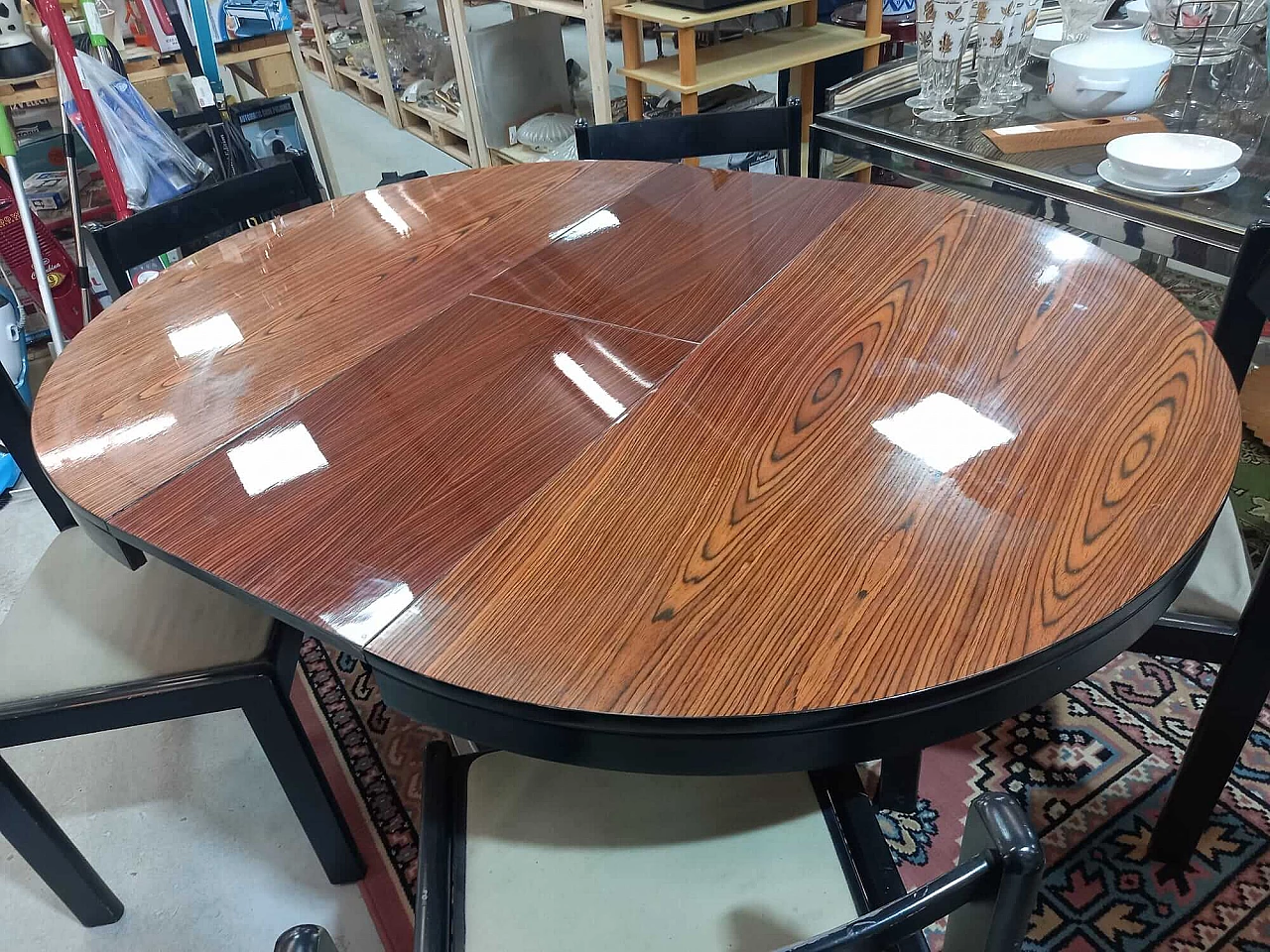 Tavolo rotondo allungabile e 4 sedie, anni '70 1454240