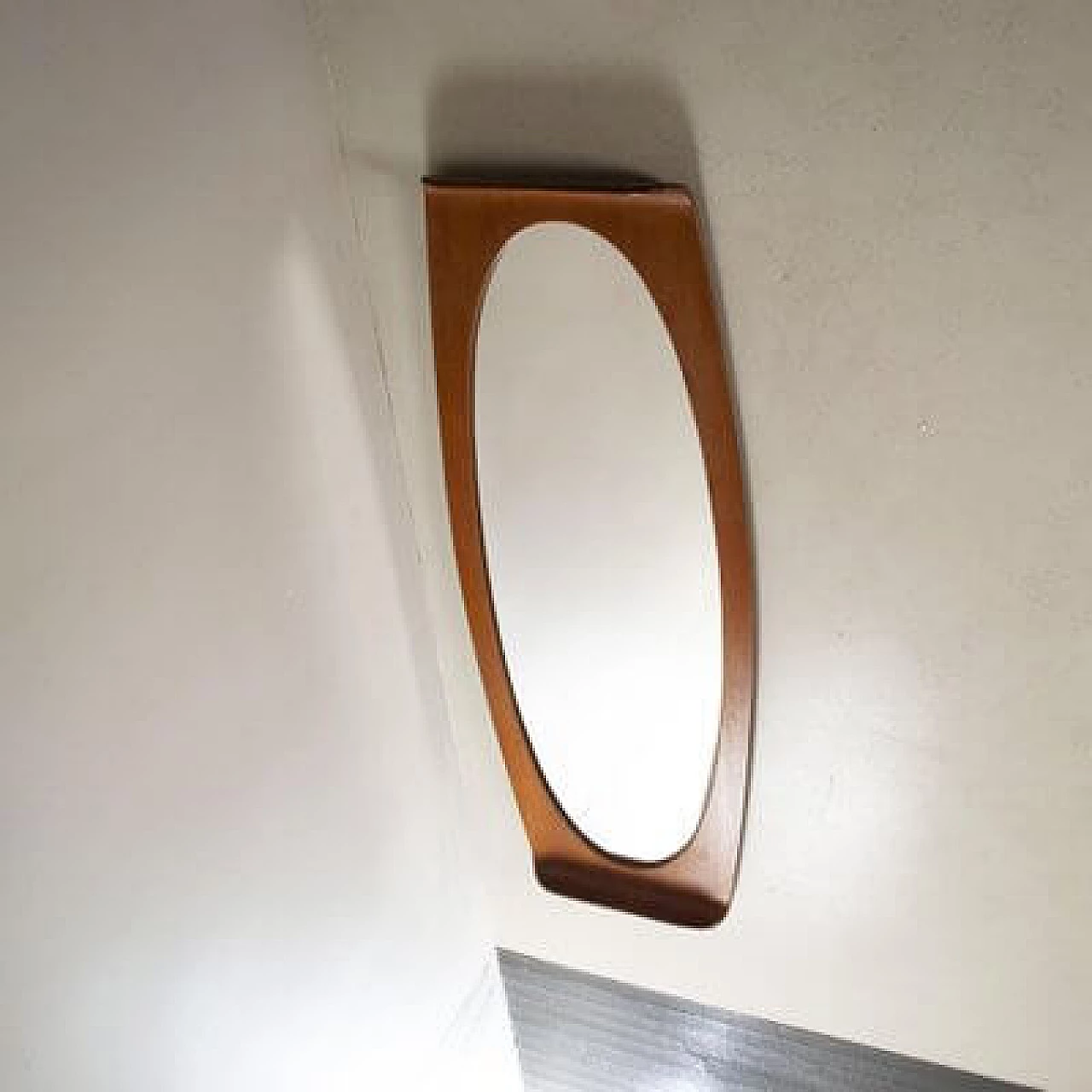 Specchio da parete curvo in teak di Campo e Graffi, anni '60 1460271