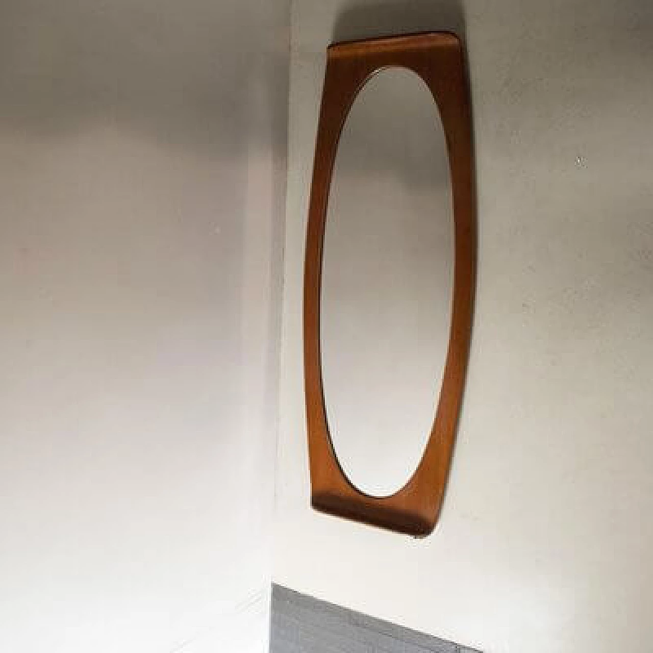 Specchio da parete curvo in teak di Campo e Graffi, anni '60 1460274