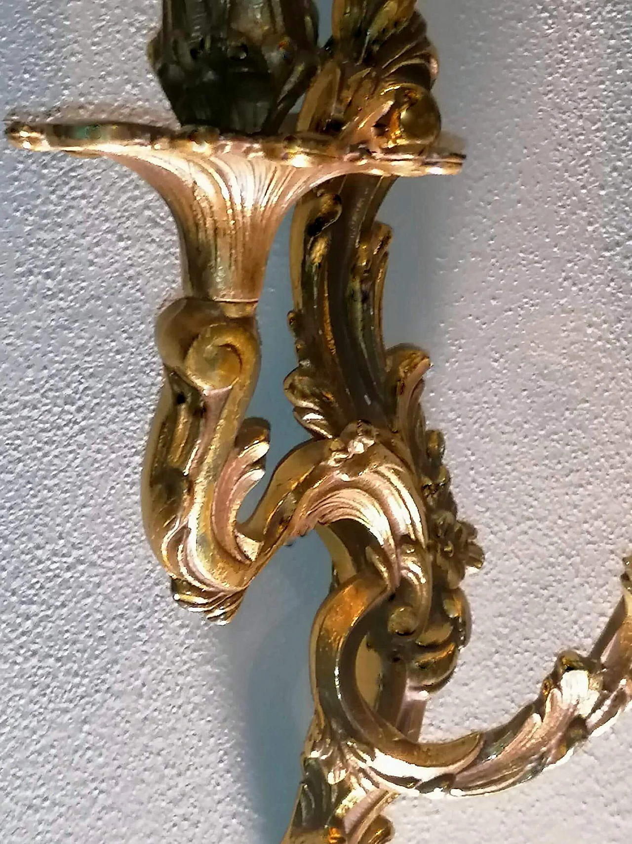 Coppia di appliques in stile Luigi XVI in bronzo dorato e cesellato, anni '20 1460577