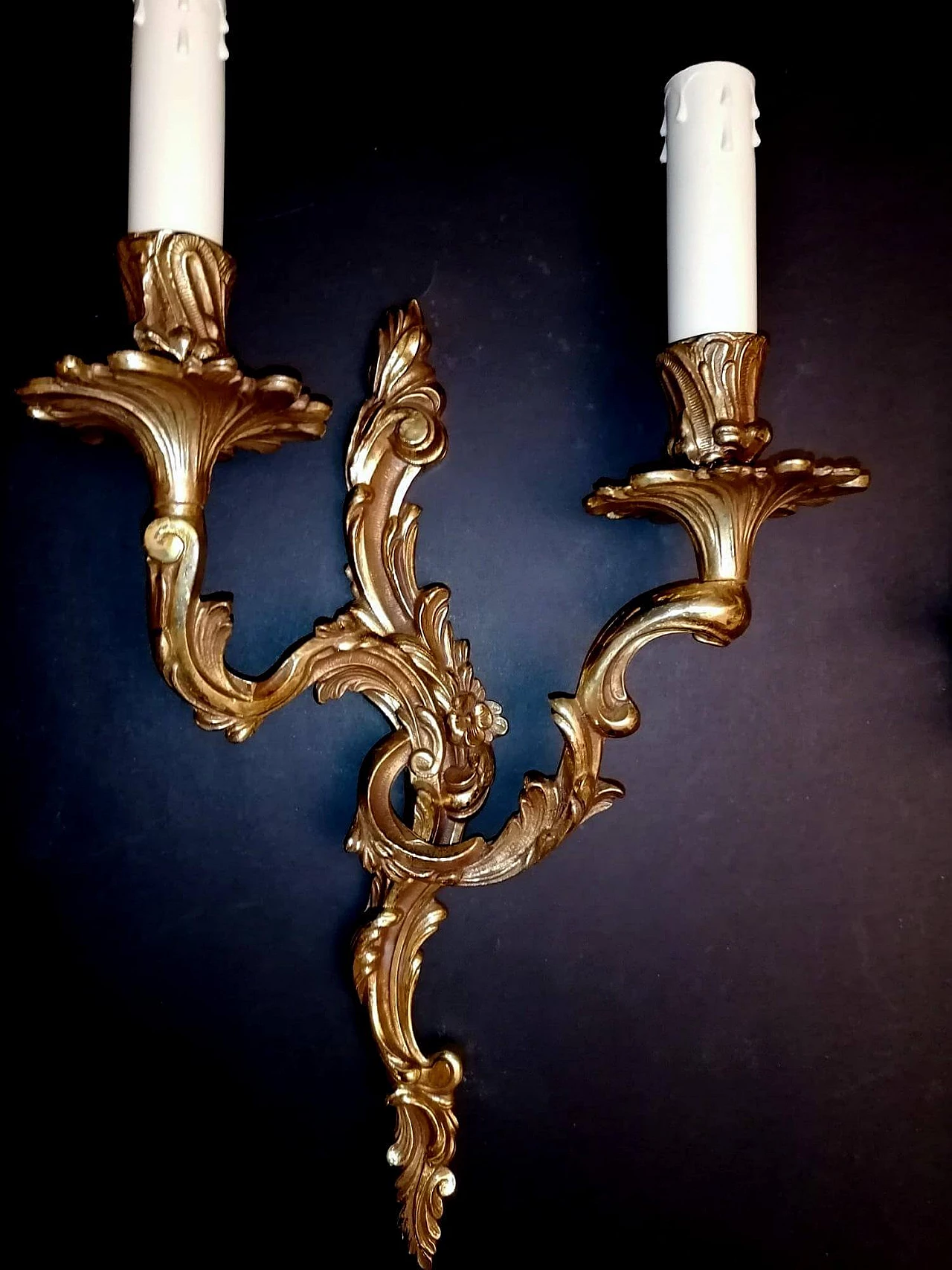 Coppia di appliques in stile Luigi XVI in bronzo dorato e cesellato, anni '20 1460583