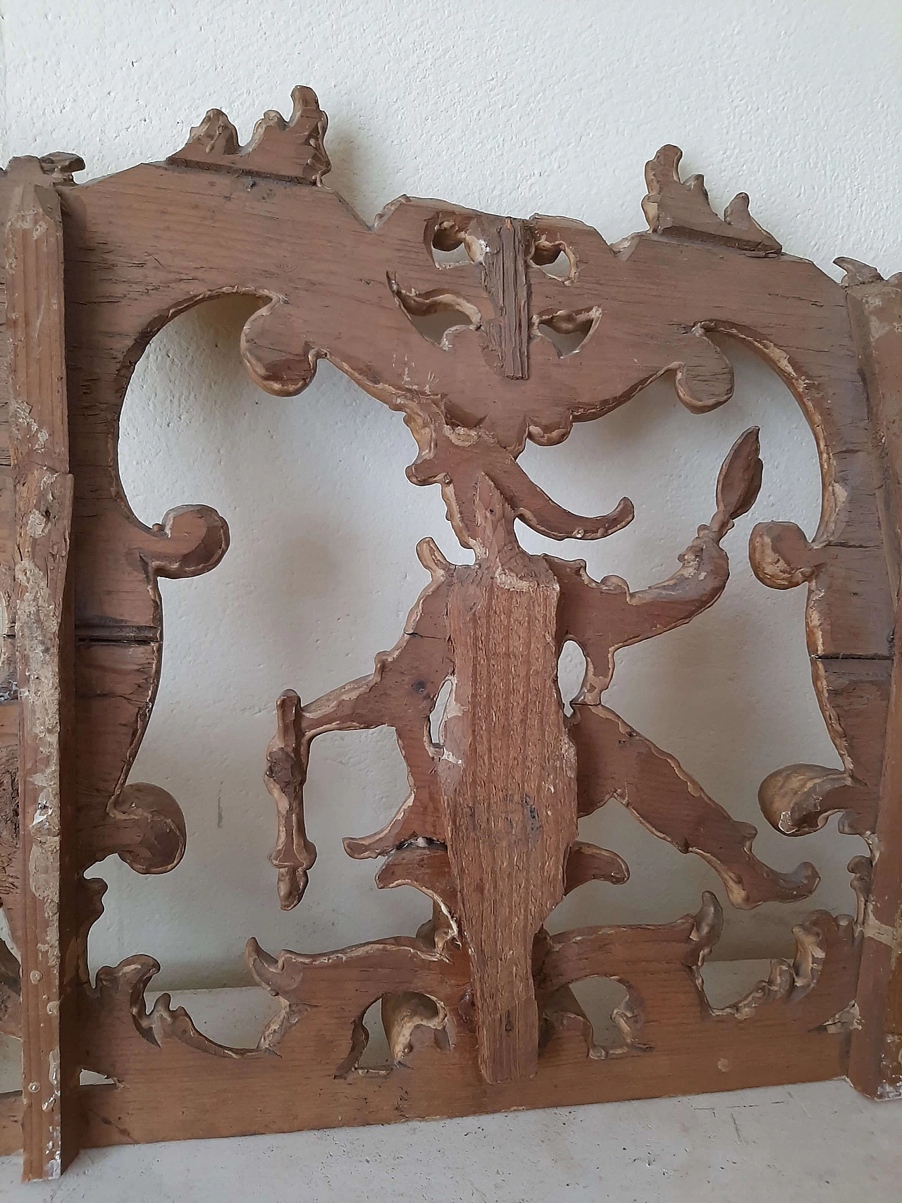 Carved and gilded wood frieze with Pantalone, 17th century 1461446