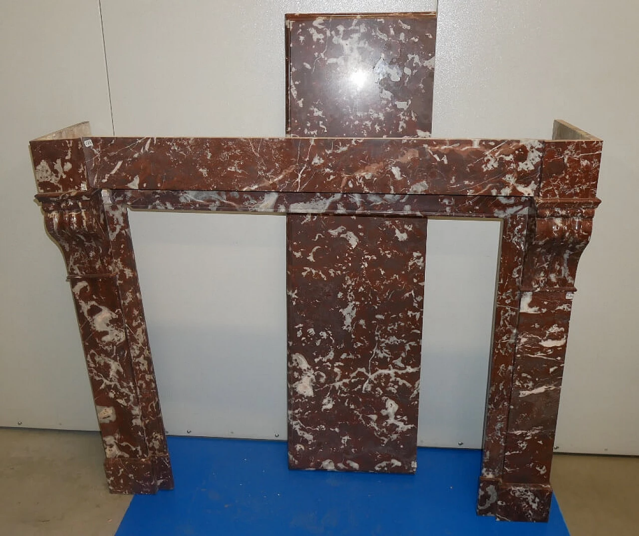 Palmettes model fireplace frame in red marble, 19th century 1461593