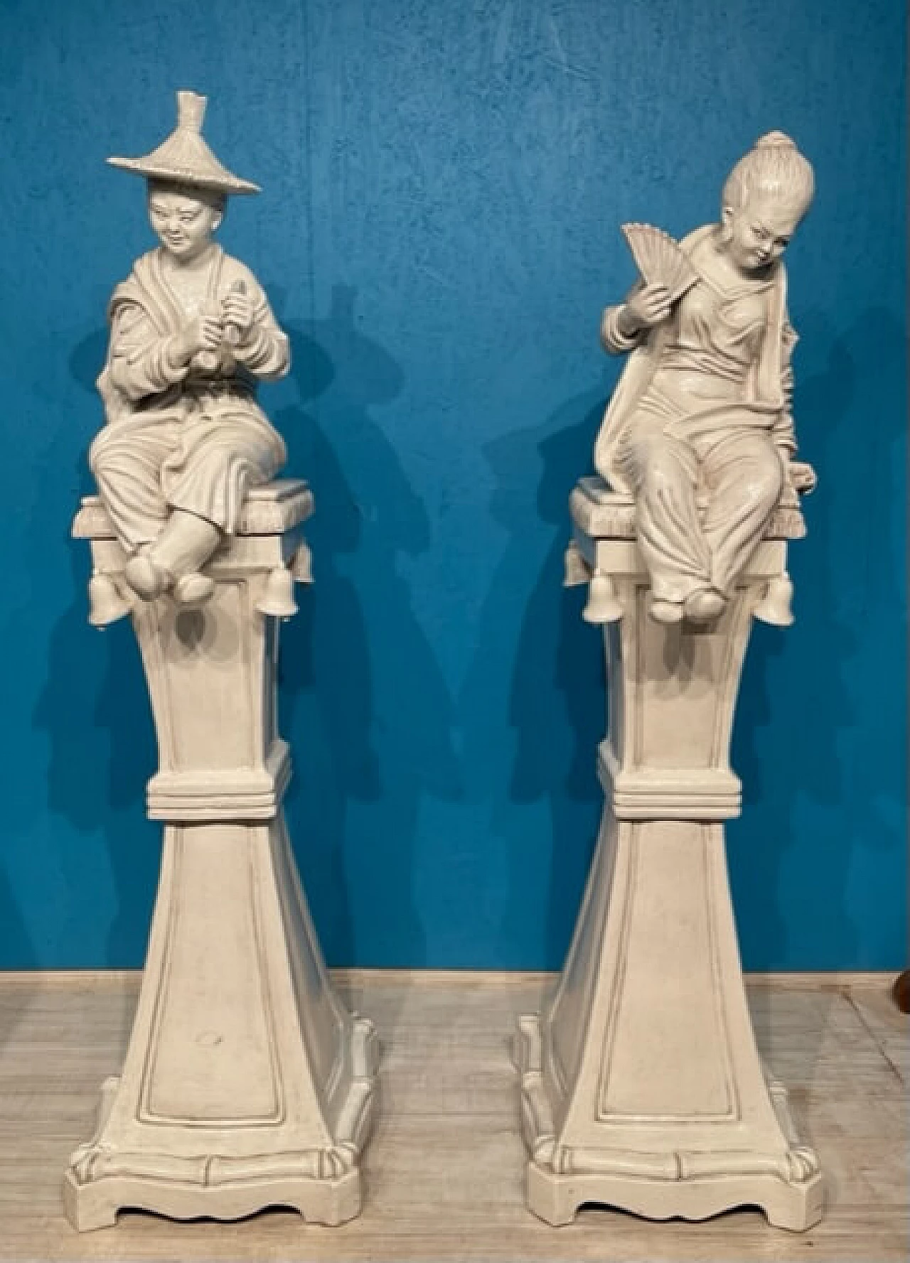 Coppia di grandi sculture in terracotta invetriata bianca, del '900 1461647