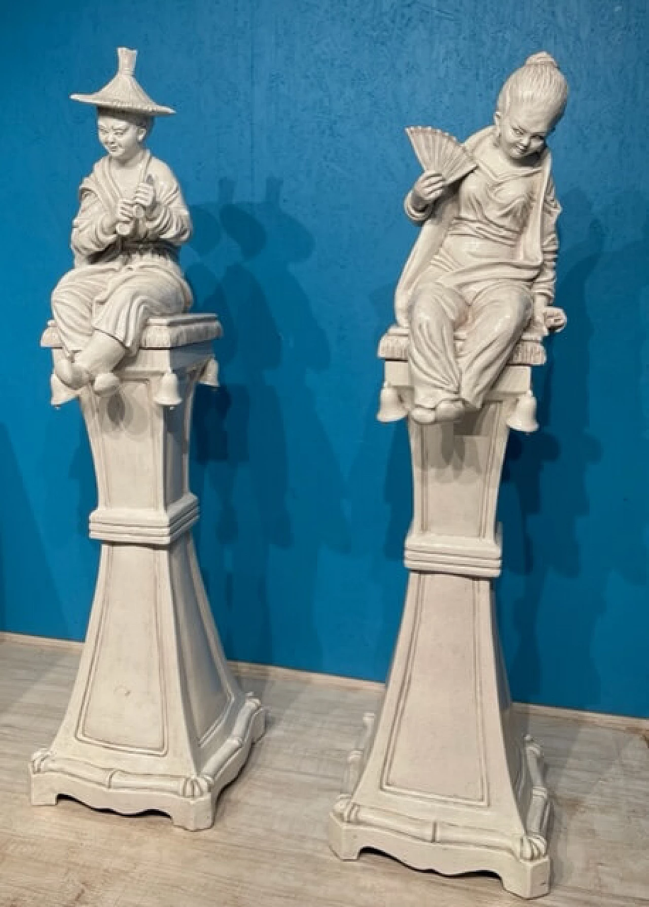 Coppia di grandi sculture in terracotta invetriata bianca, del '900 1461648