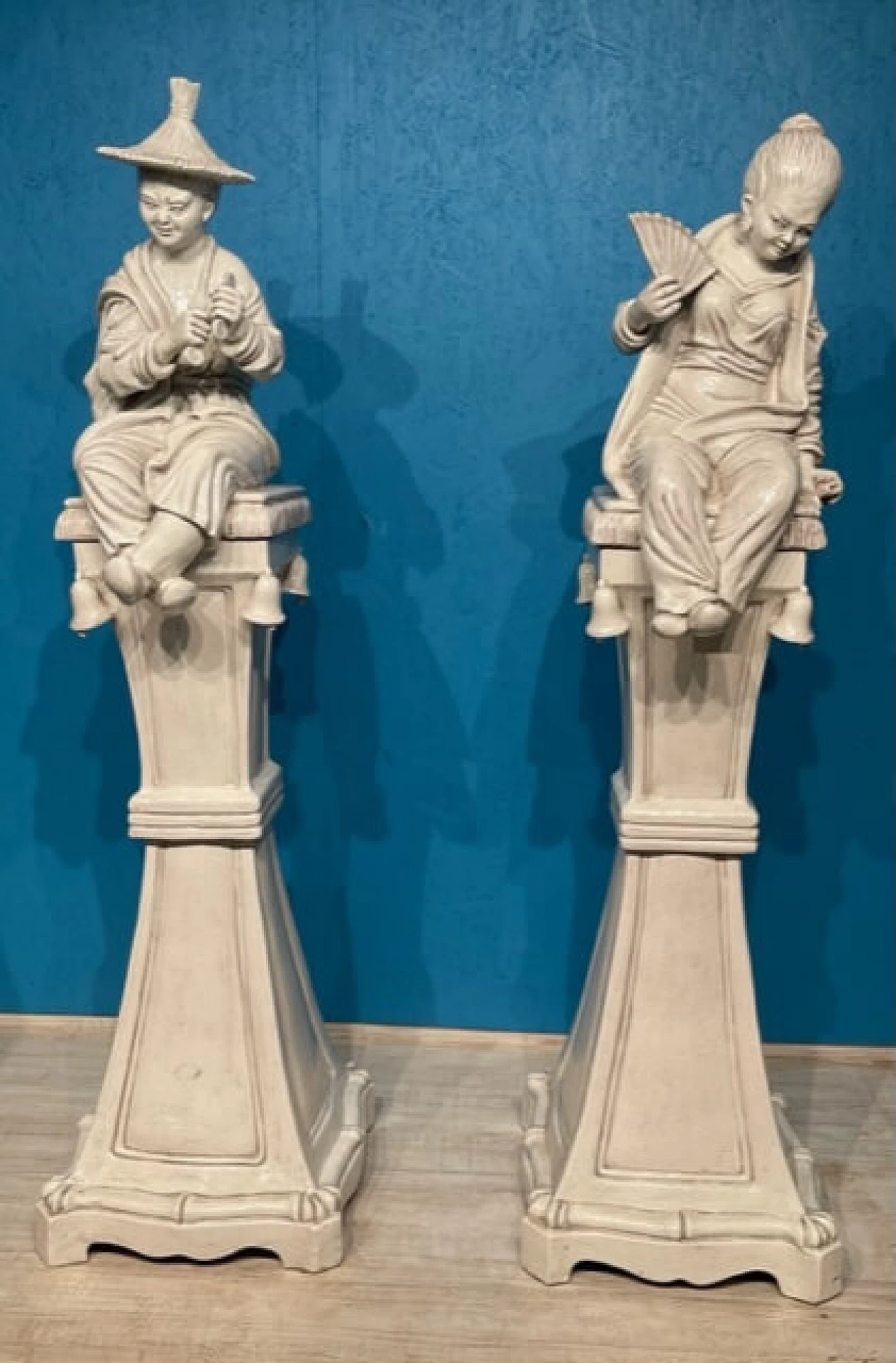 Coppia di grandi sculture in terracotta invetriata bianca, del '900 1461651