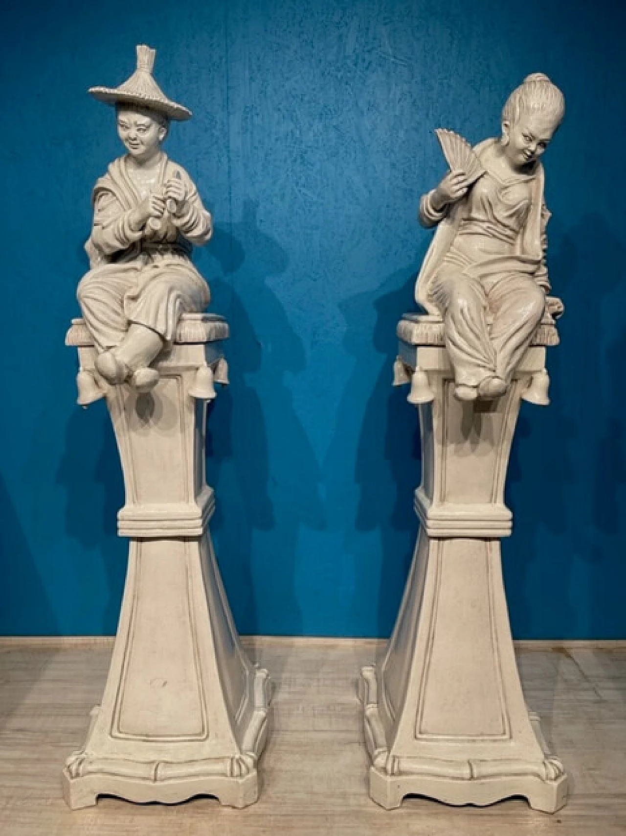 Coppia di grandi sculture in terracotta invetriata bianca, del '900 1461652