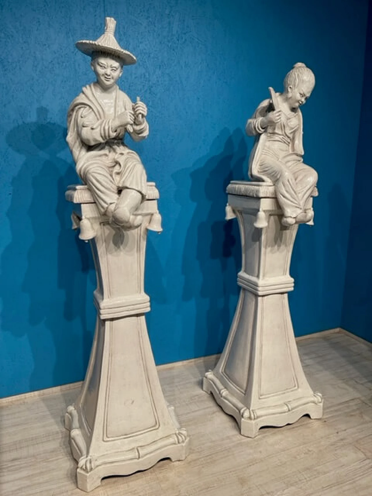 Coppia di grandi sculture in terracotta invetriata bianca, del '900 1461653