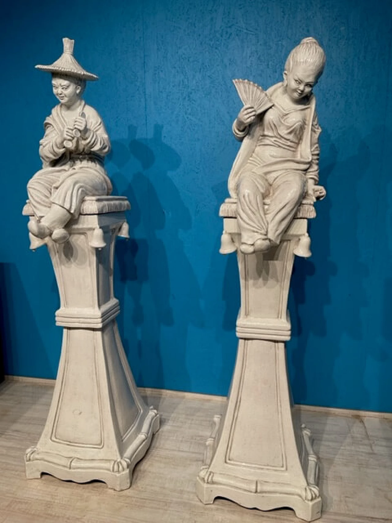 Coppia di grandi sculture in terracotta invetriata bianca, del '900 1461654