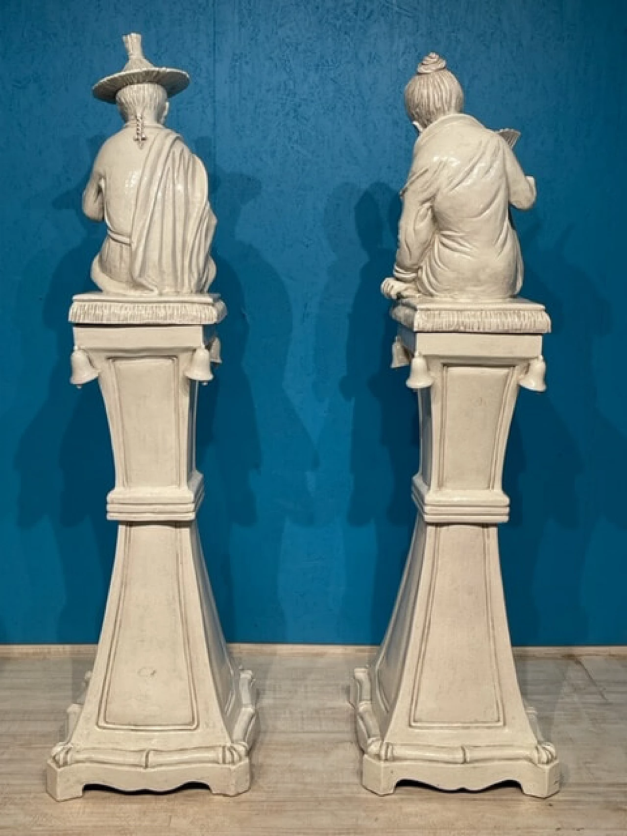 Coppia di grandi sculture in terracotta invetriata bianca, del '900 1461655