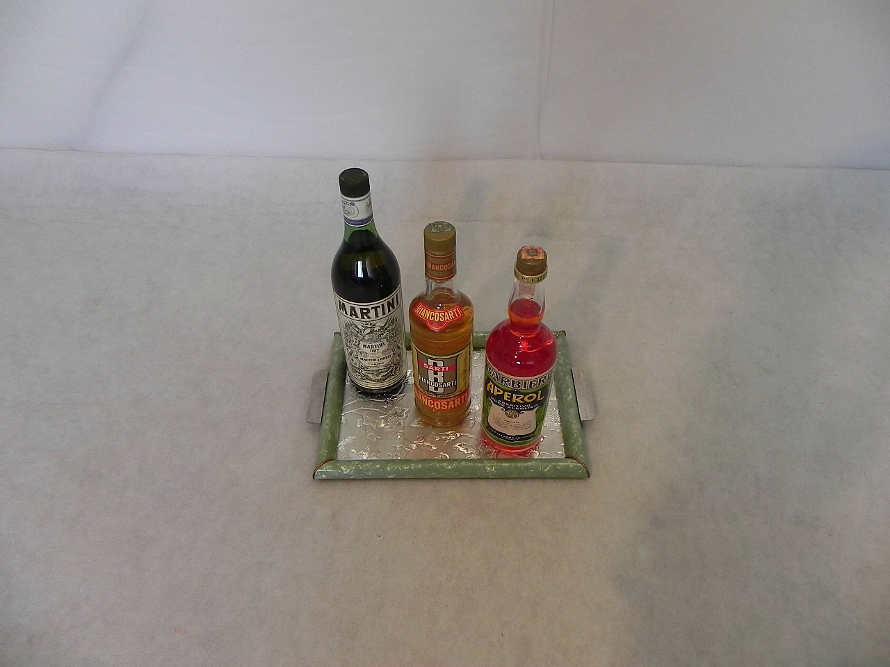 Coppia di vassoi in bachelite con 3 bottiglie da aperitivo, anni '70 1462760