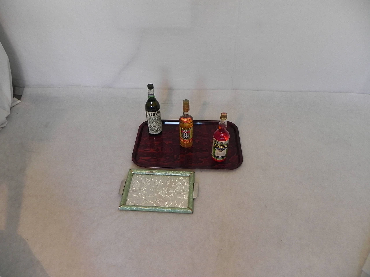 Coppia di vassoi in bachelite con 3 bottiglie da aperitivo, anni '70 1462765