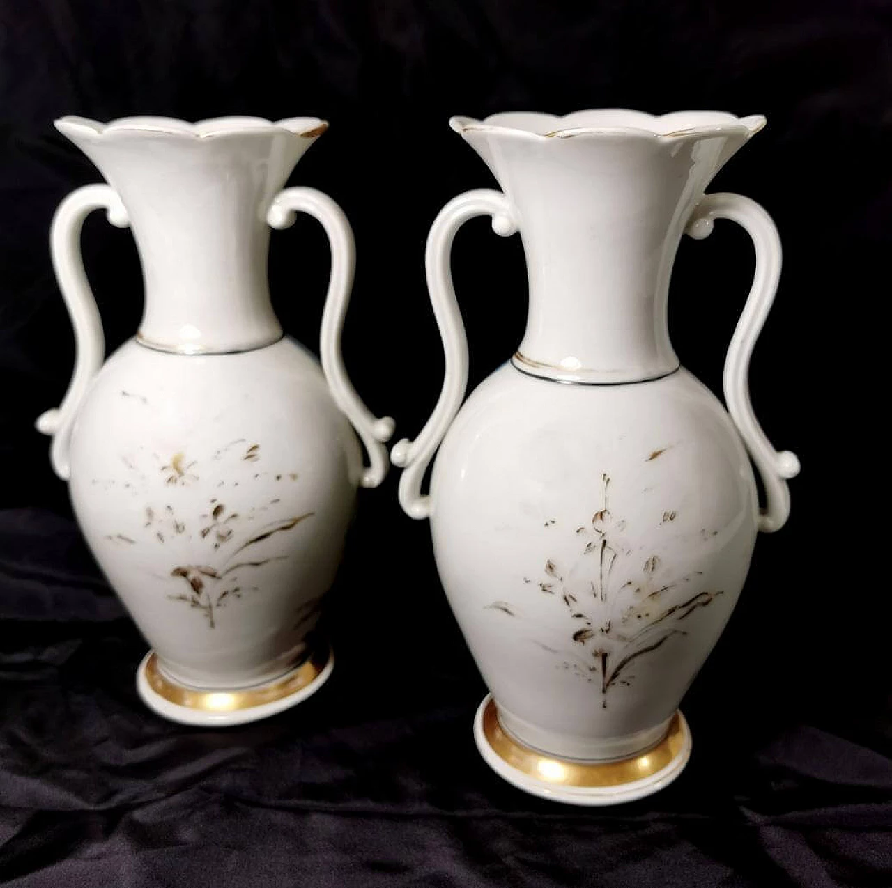 Pair of hand-painted De Paris porcelain vases, 19th century 1463938
