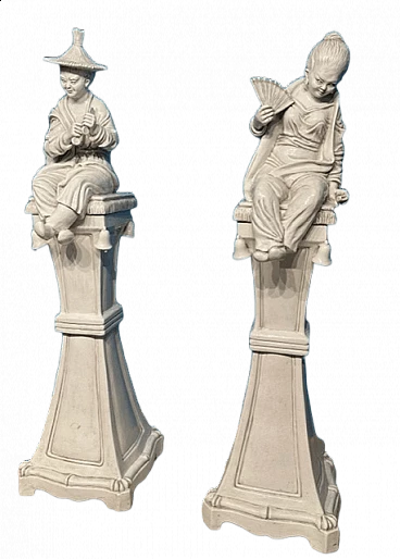 Coppia di grandi sculture in terracotta invetriata bianca, del '900