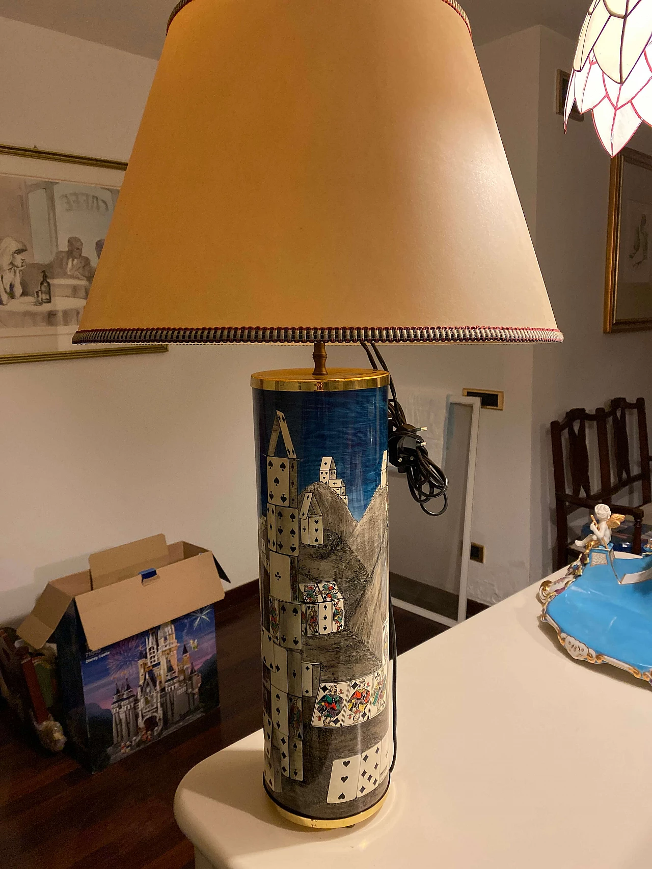 Lampada da tavolo Fornasetti con carte da gioco, anni '80 1464341