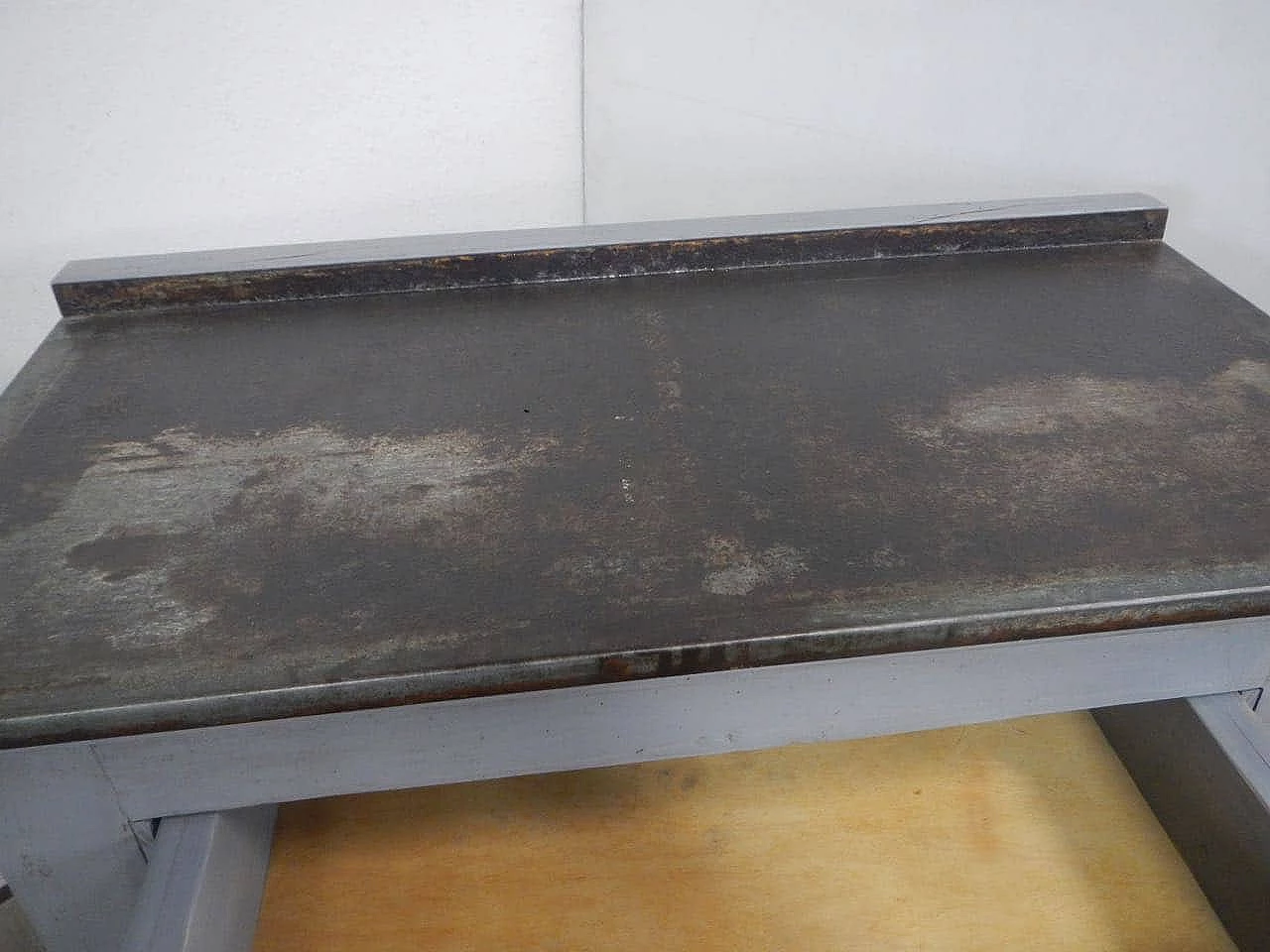 Bancone in legno dipinto con piano in metallo, anni '60 1465917