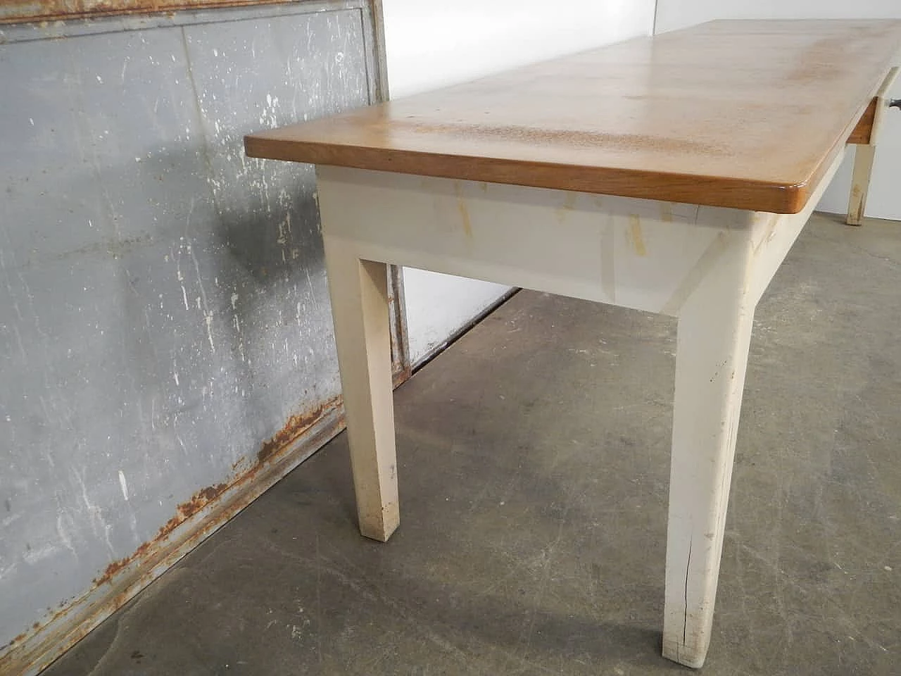 Tavolo industriale in legno di abete tinto bianco, anni '60 1465942