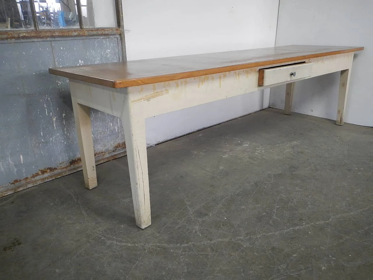 Tavolo industriale in legno di abete tinto bianco, anni '60 1465946