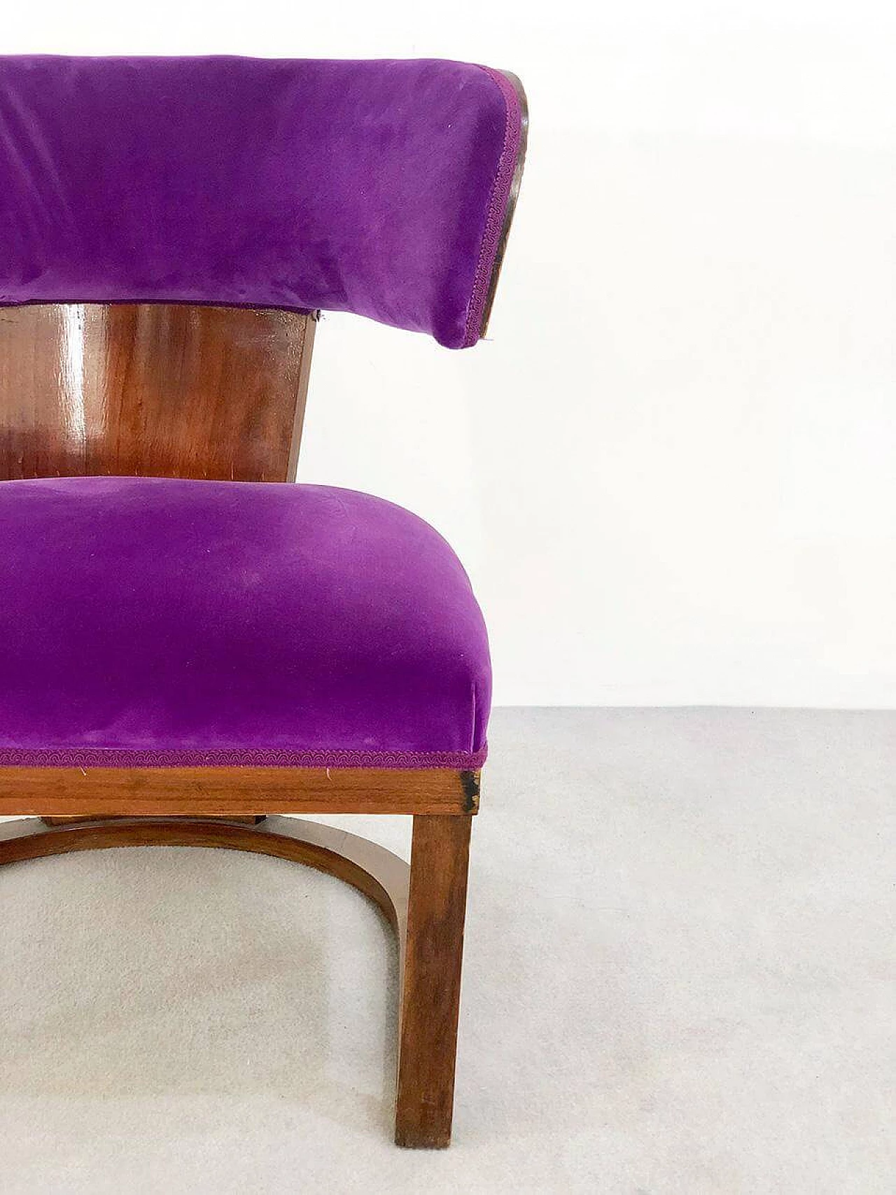 Ernesto Lapadula's armchair in wood and purple velvet, 1930s 1466326