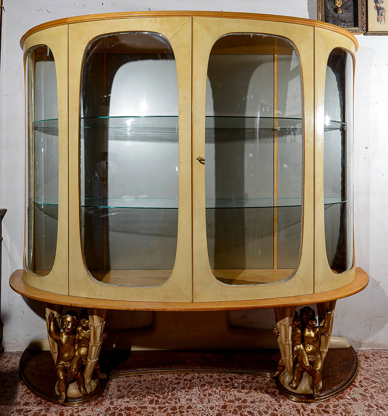 Vetrina bombata in vetro, acero, radica, pergamena e ottone di Associazione Artigiani Canturini del mobile, anni '50 1470213