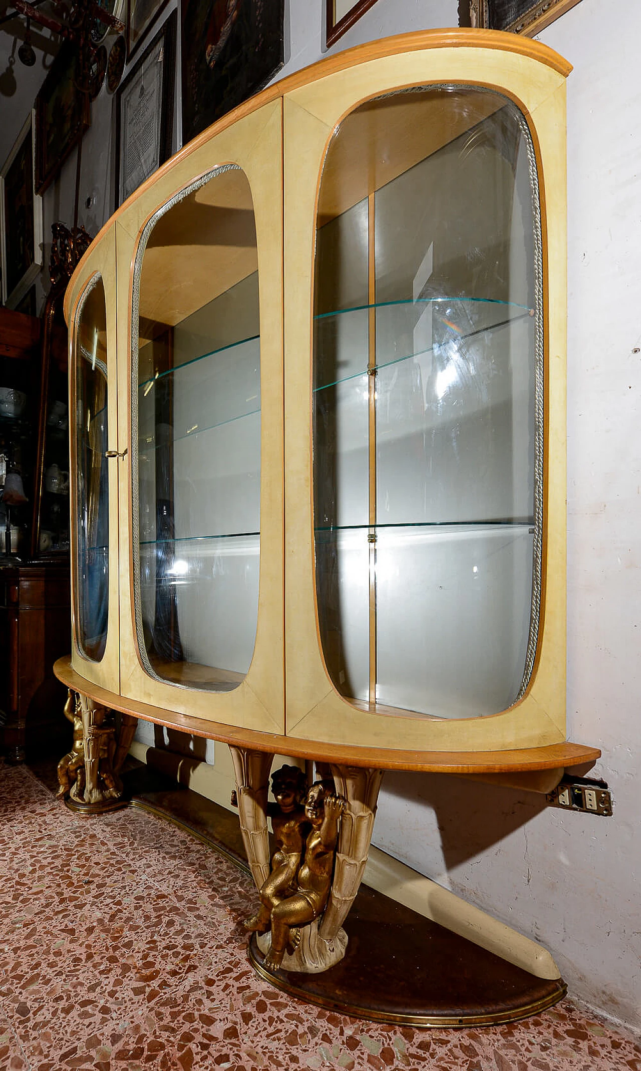 Vetrina bombata in vetro, acero, radica, pergamena e ottone di Associazione Artigiani Canturini del mobile, anni '50 1470215