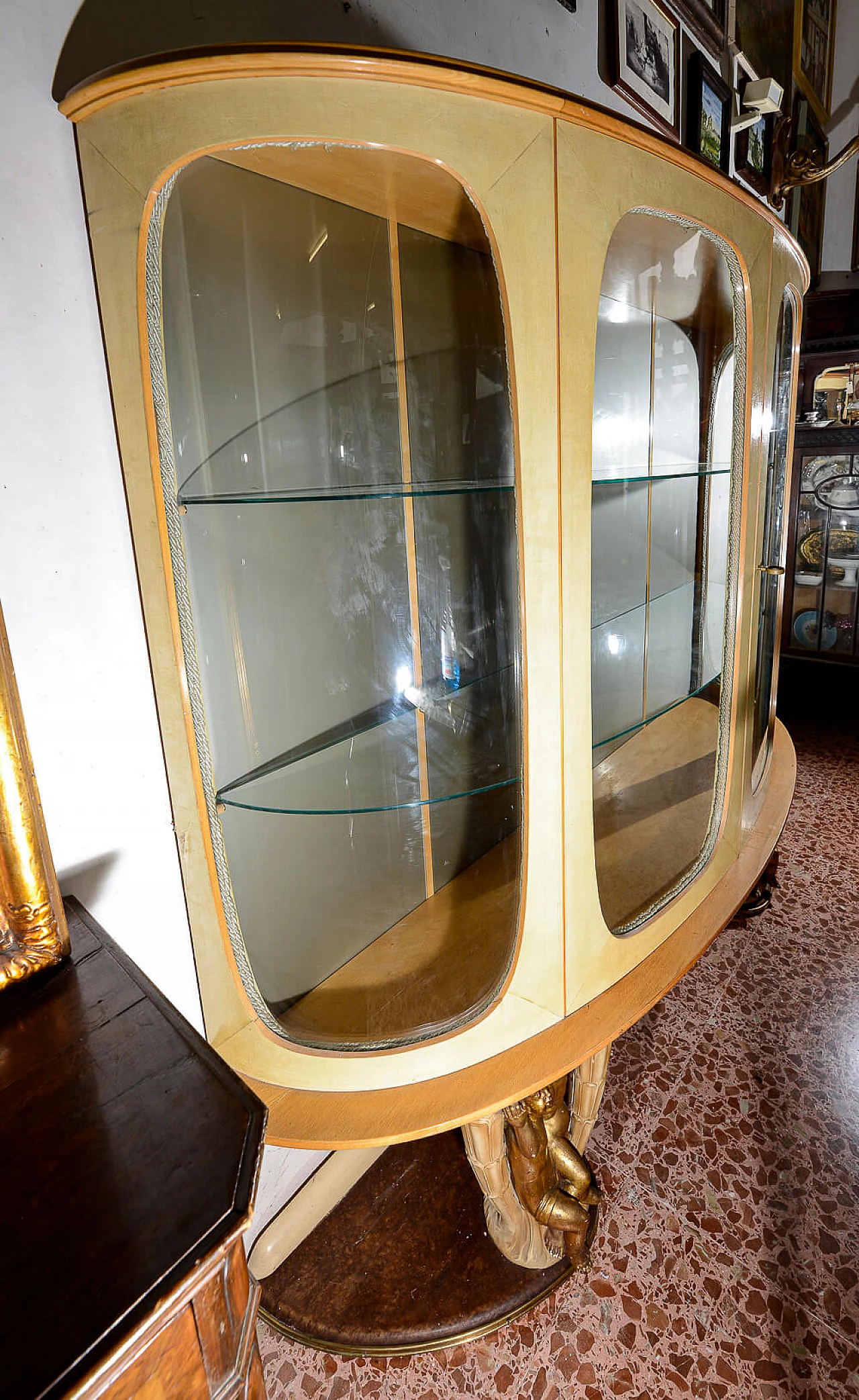 Vetrina bombata in vetro, acero, radica, pergamena e ottone di Associazione Artigiani Canturini del mobile, anni '50 1470216