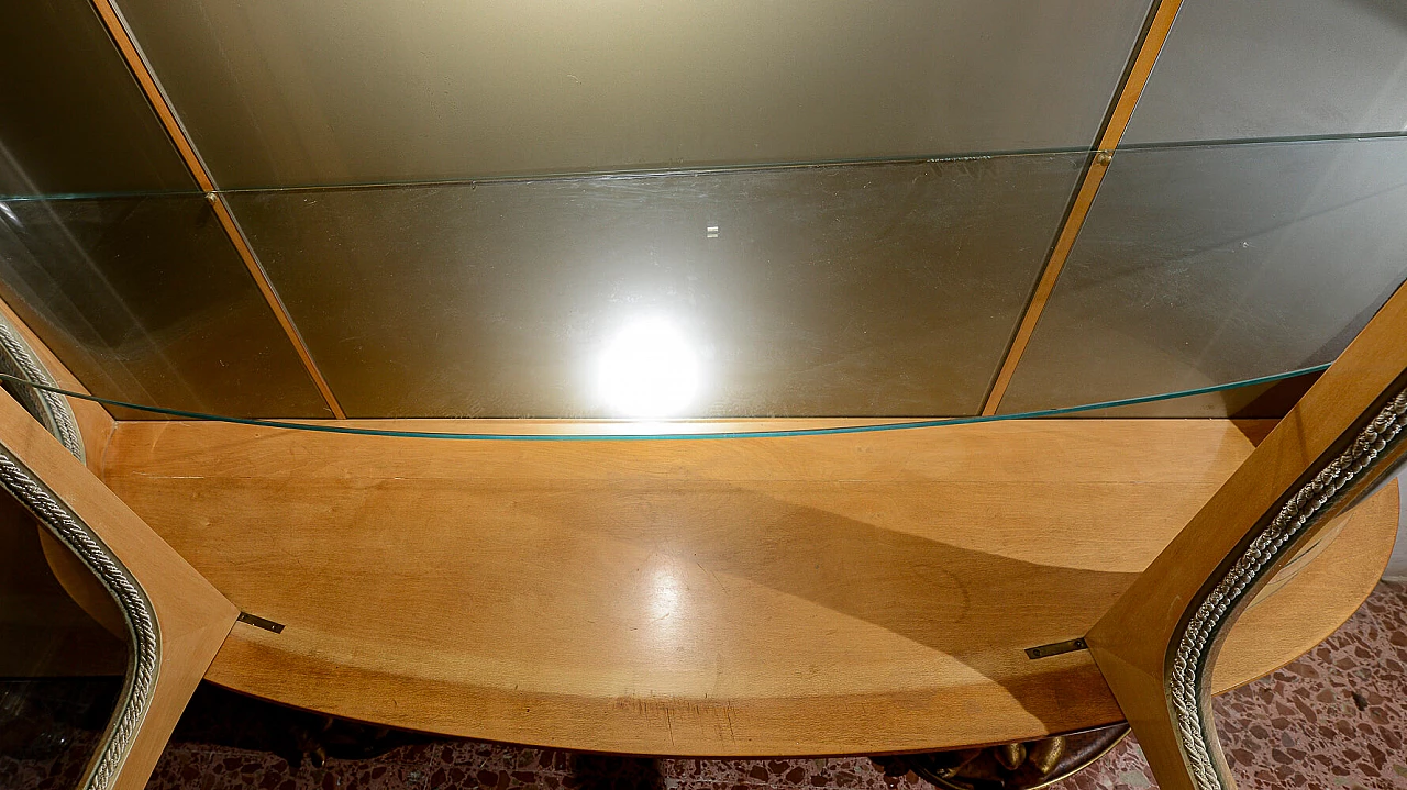 Vetrina bombata in vetro, acero, radica, pergamena e ottone di Associazione Artigiani Canturini del mobile, anni '50 1470217