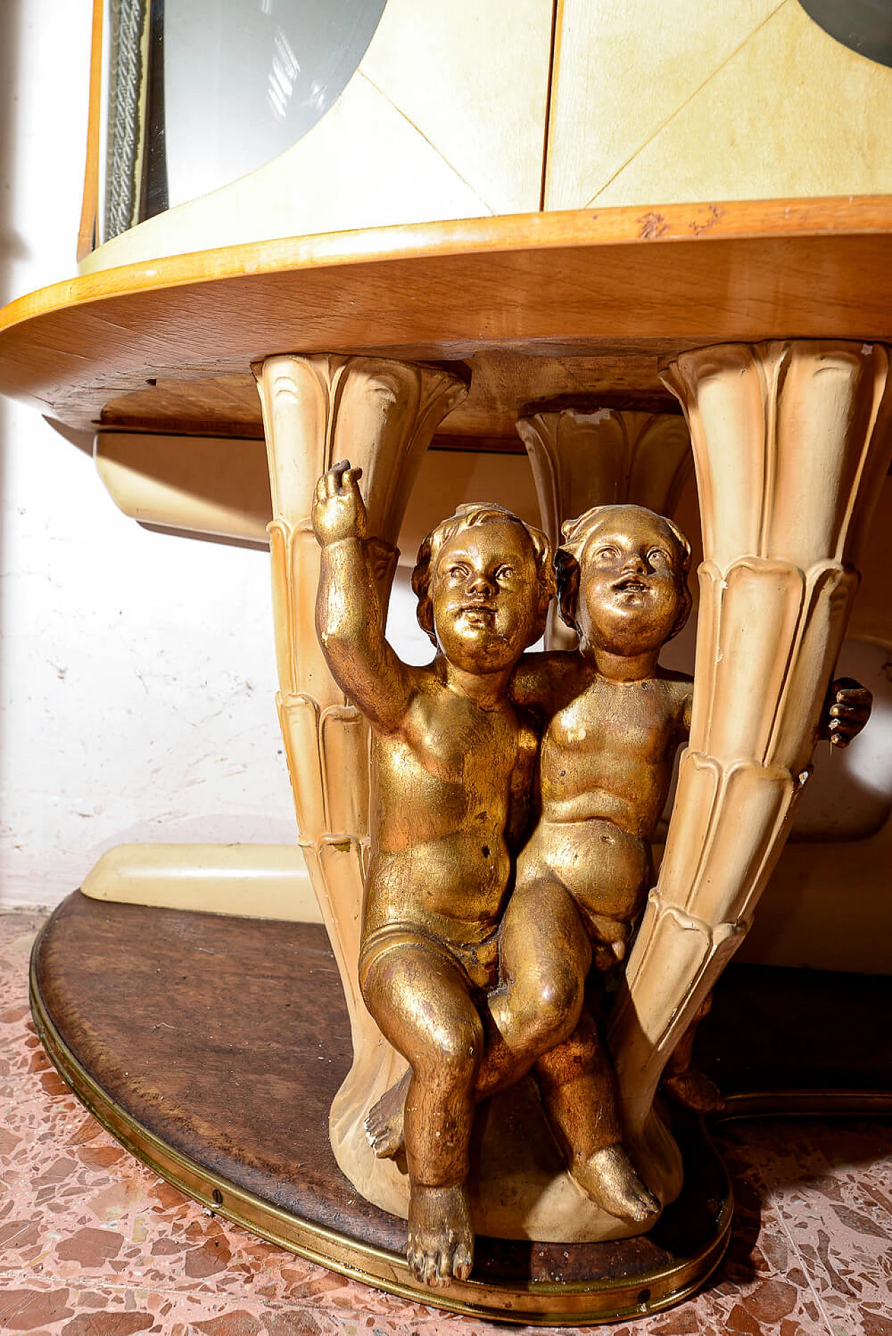 Rounded showcase in glass, maple, briarwood, parchment and brass by Associazione Artigiani Canturini del mobile, 50s 1470220