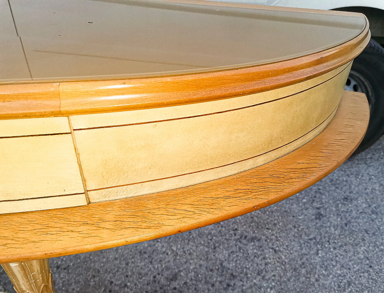 Consolle in legno e pergamena con piano in vetro e decorazioni in ottone di Associazione Artigiani Canturini del mobile, anni '50 1470244