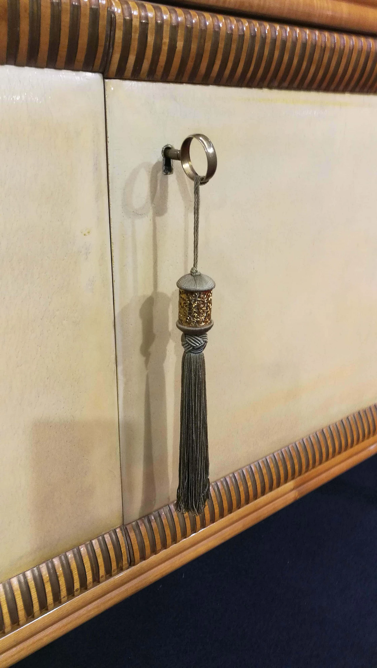 Credenza in legno e pergamena di La Permanente Mobili Cantù, anni '50 1472494