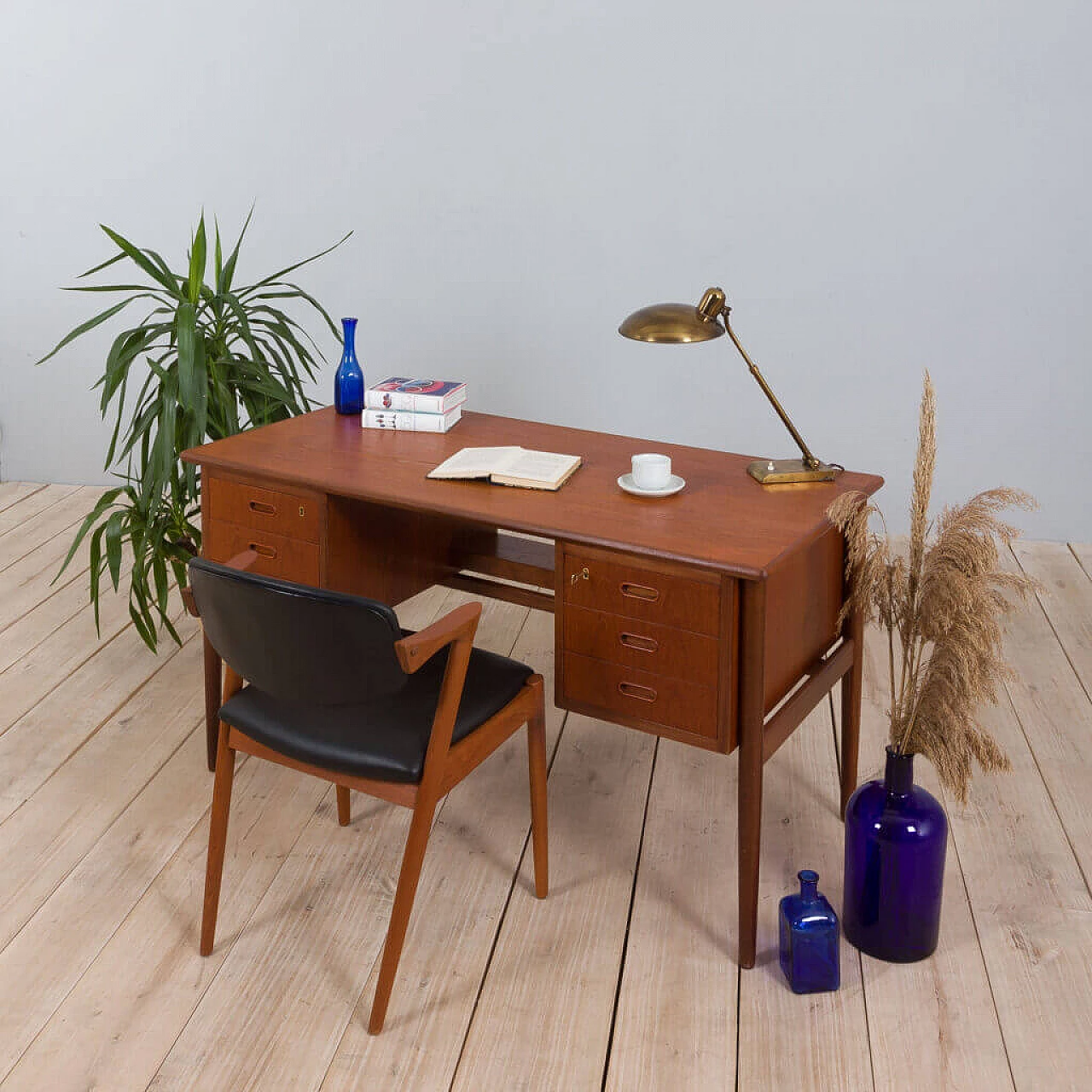 Teak desk with 6 drawers, 1960s 1472569