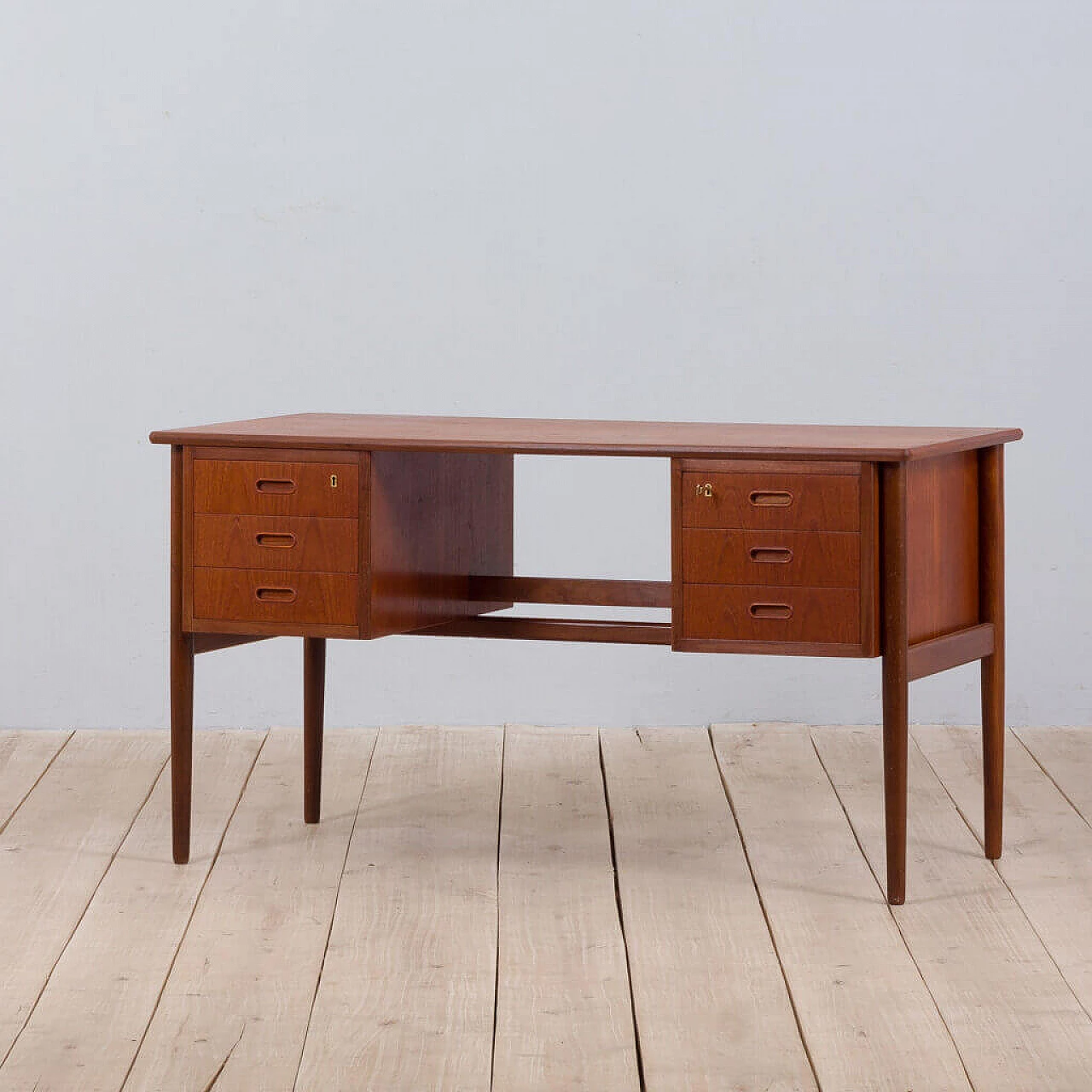 Scrivania in teak con 6 cassetti, anni '60 1472570