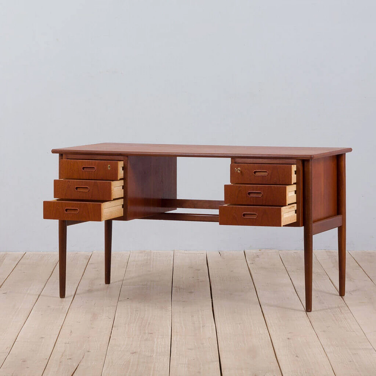 Scrivania in teak con 6 cassetti, anni '60 1472571