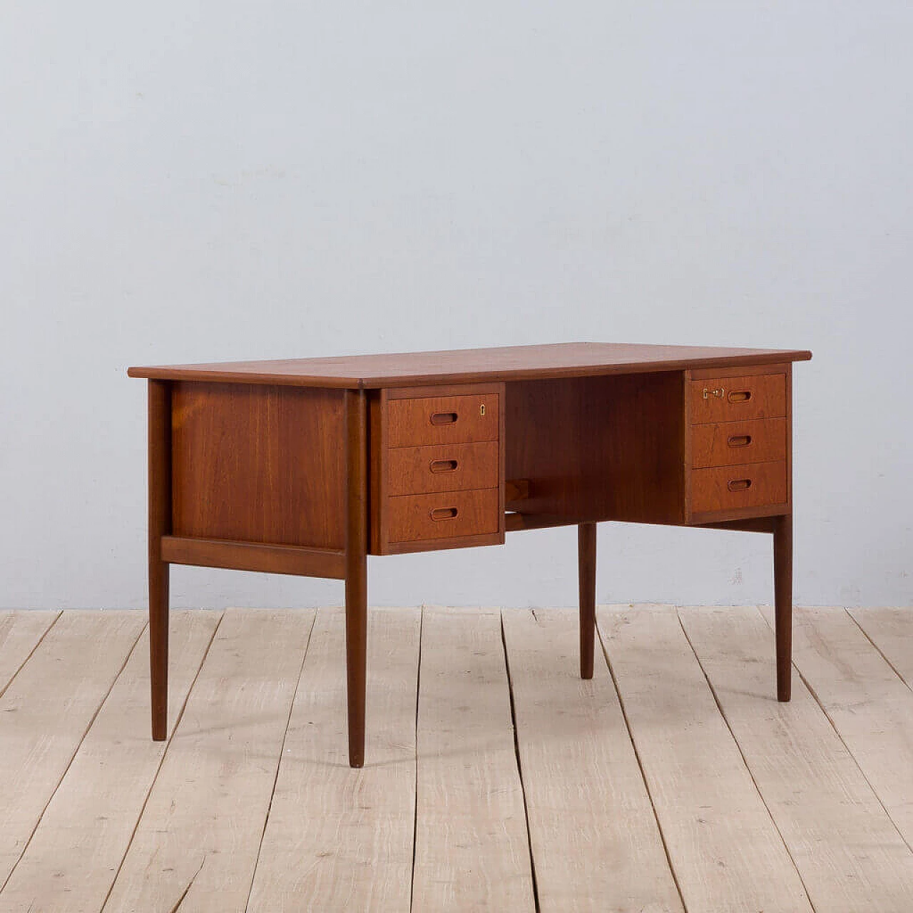 Scrivania in teak con 6 cassetti, anni '60 1472573