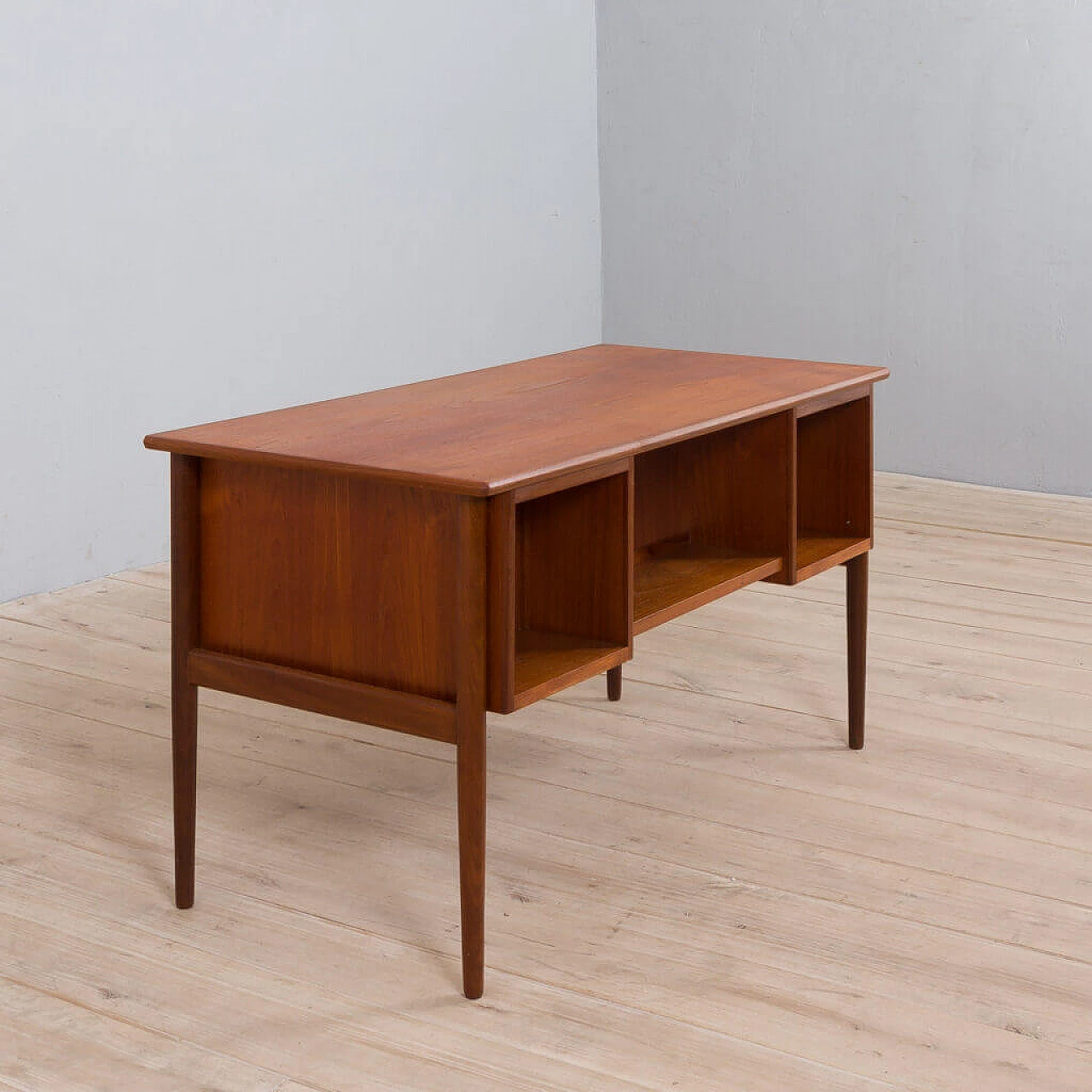 Scrivania in teak con 6 cassetti, anni '60 1472577