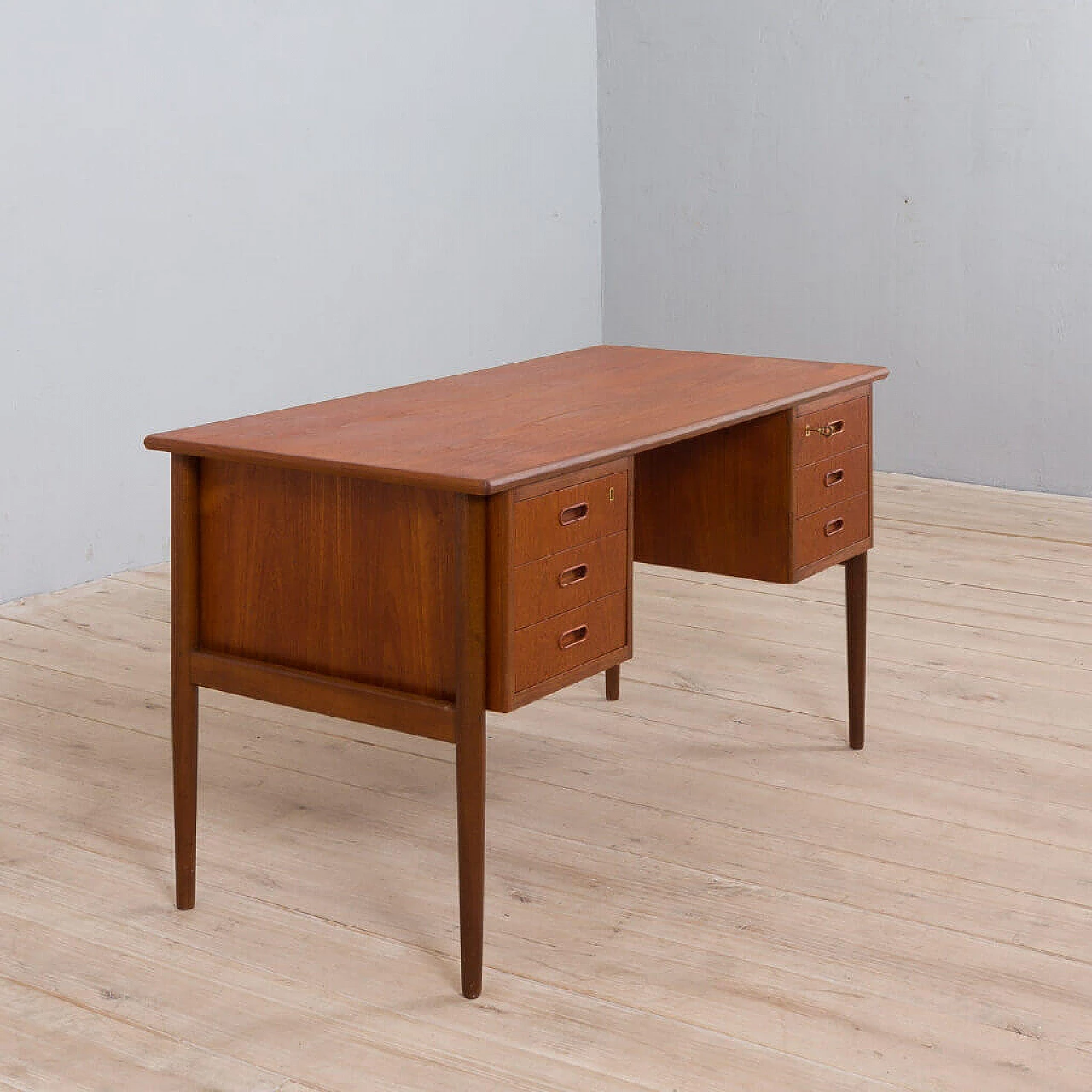 Scrivania in teak con 6 cassetti, anni '60 1472579