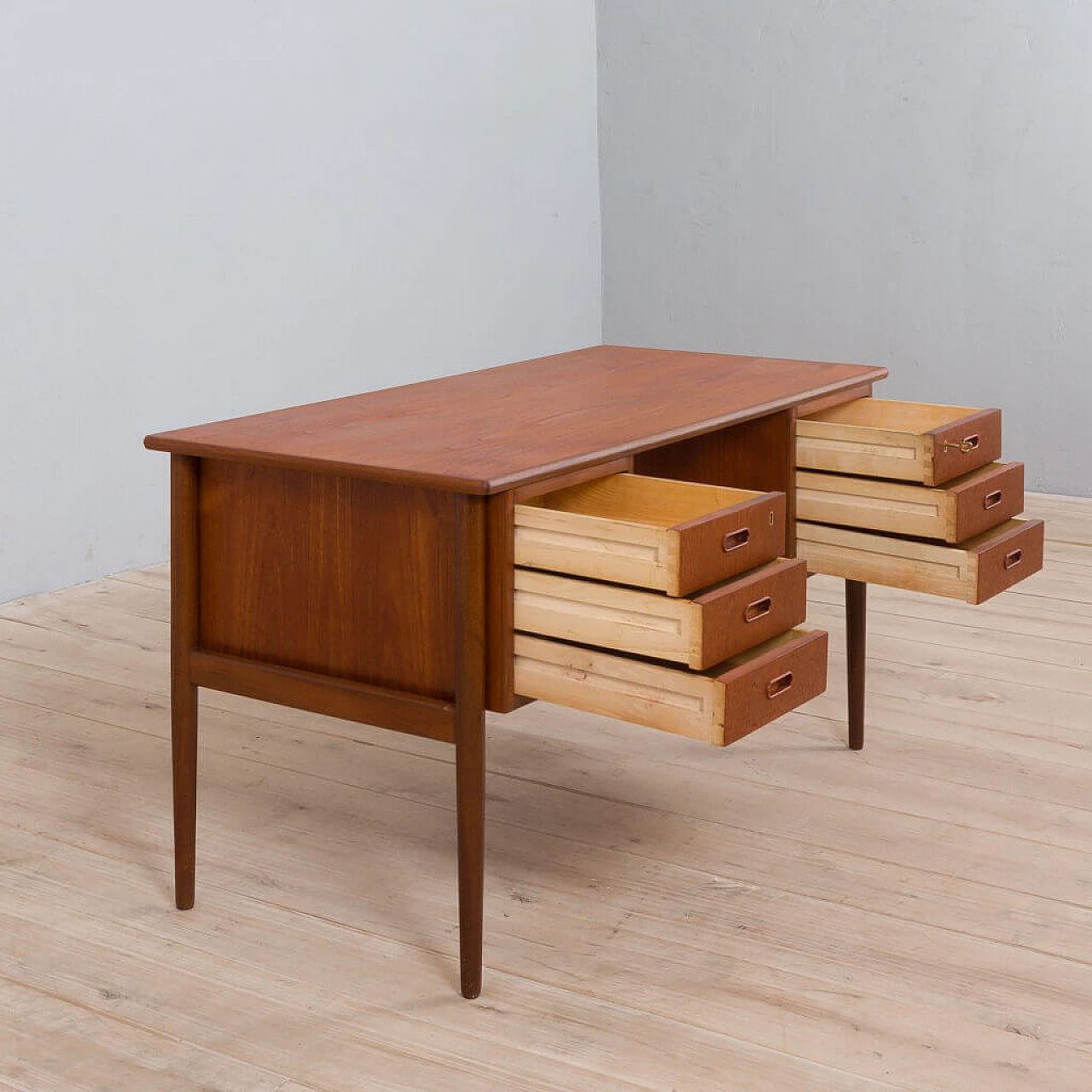 Scrivania in teak con 6 cassetti, anni '60 1472580