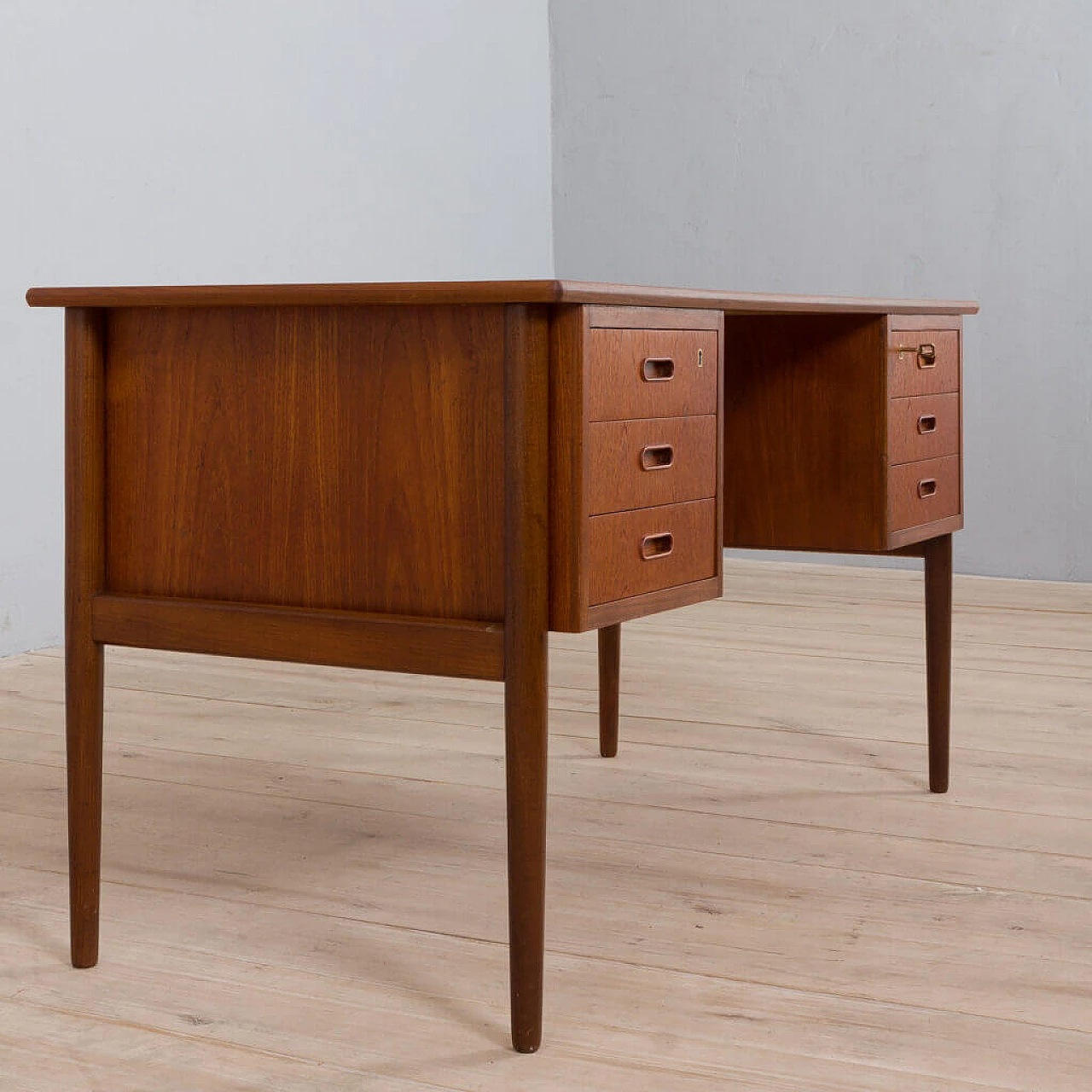 Scrivania in teak con 6 cassetti, anni '60 1472583