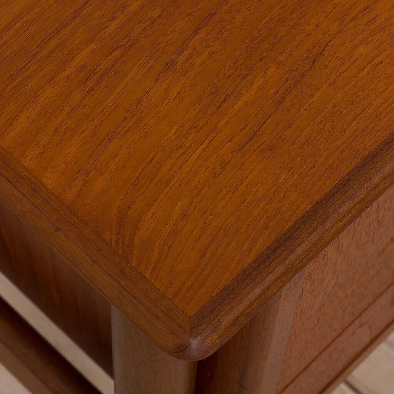 Scrivania in teak con 6 cassetti, anni '60 1472586