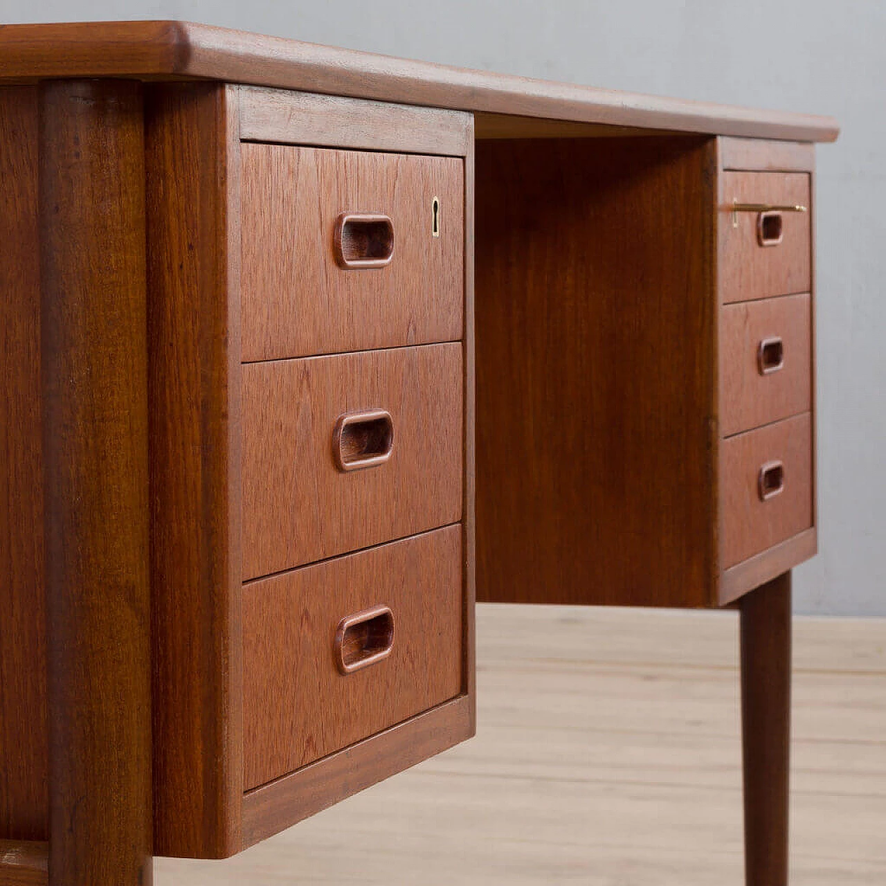 Scrivania in teak con 6 cassetti, anni '60 1472590