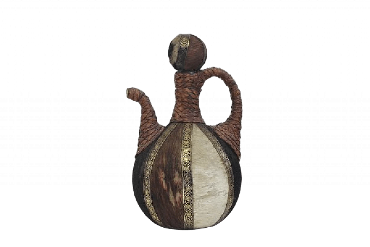 Brocca di vetro ricoperta di corda, cuoio e pelo di mucca, anni '50 1473754