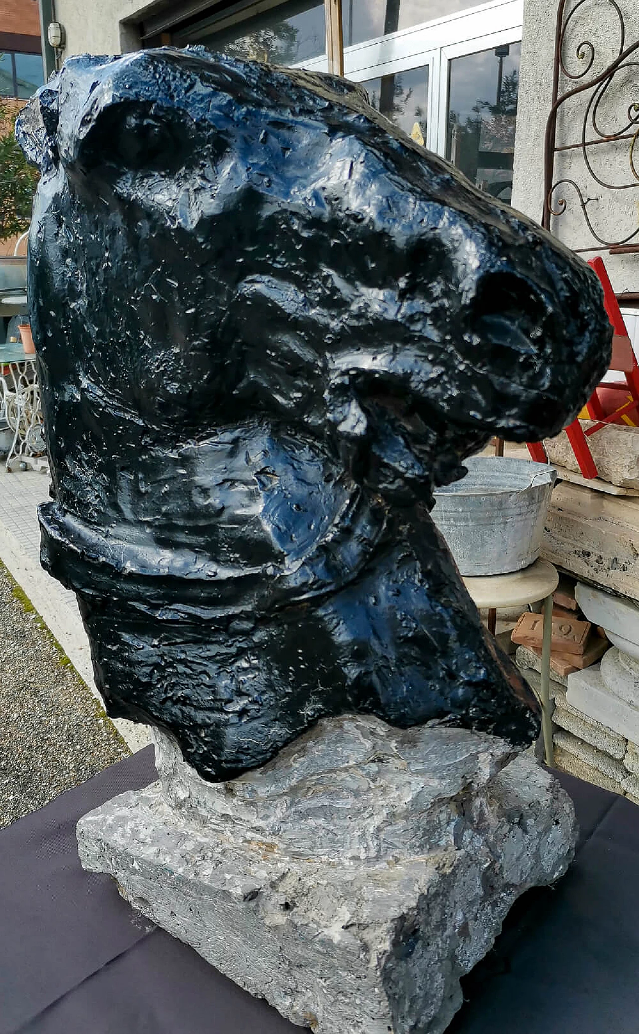 Statue of a horse's head in painted concrete, 50s 1475778