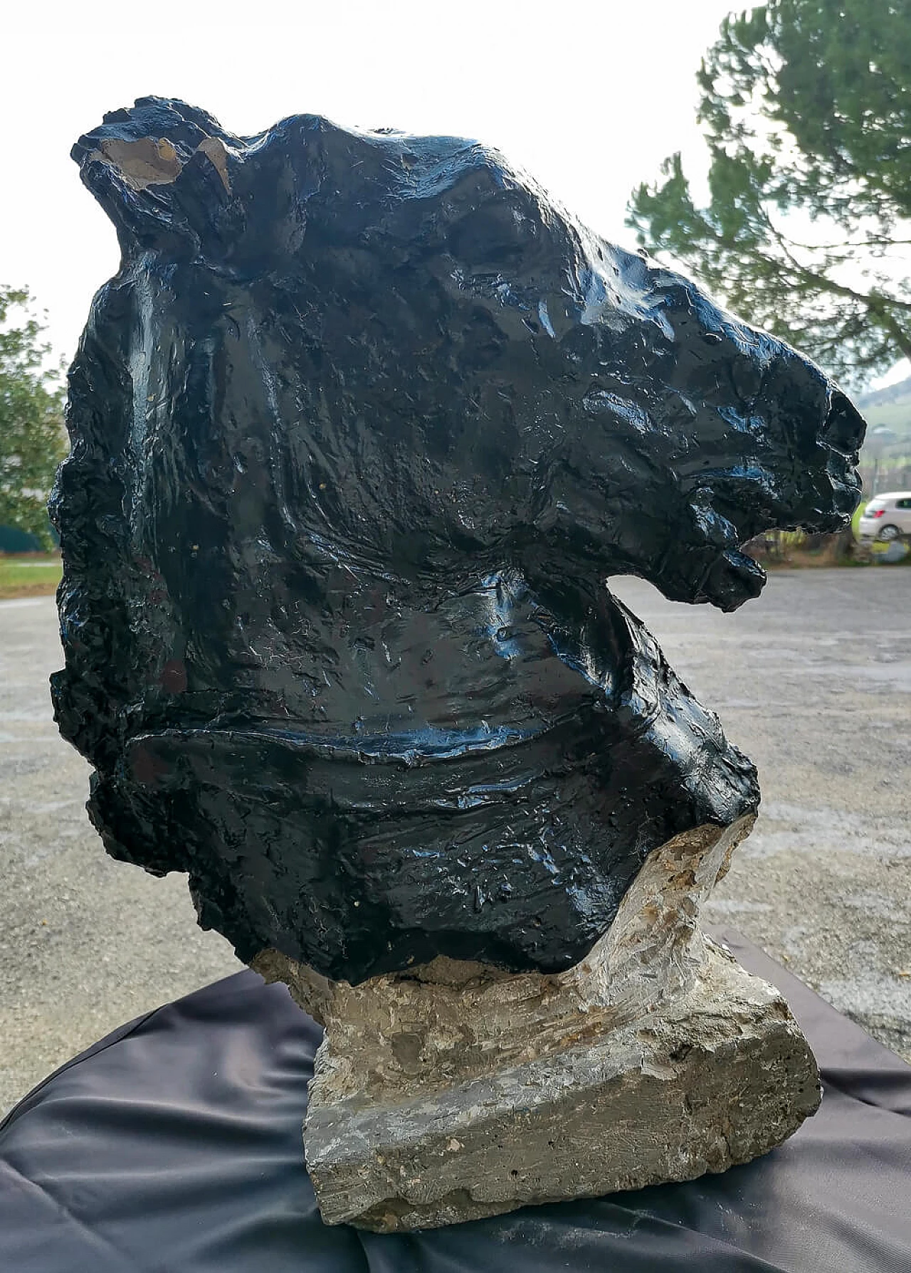 Statue of a horse's head in painted concrete, 50s 1475779