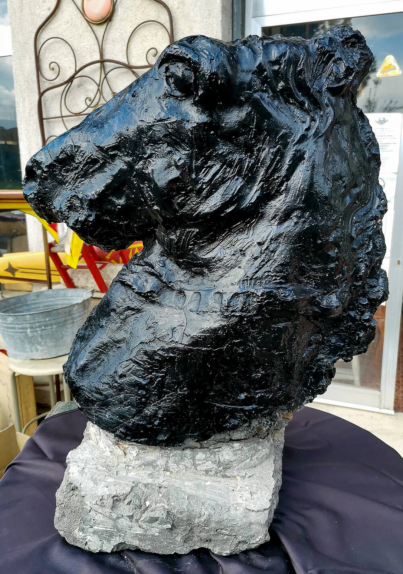 Statue of a horse's head in painted concrete, 50s 1475781