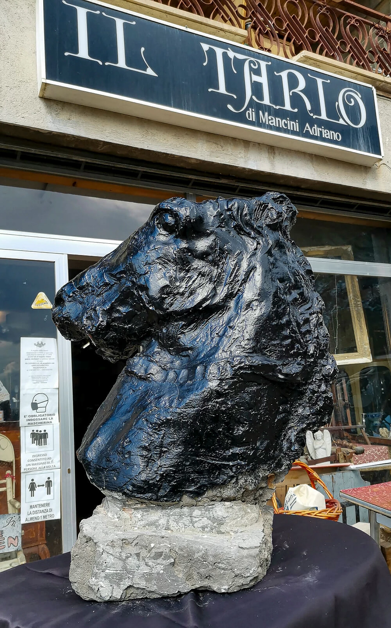 Statue of a horse's head in painted concrete, 50s 1475782