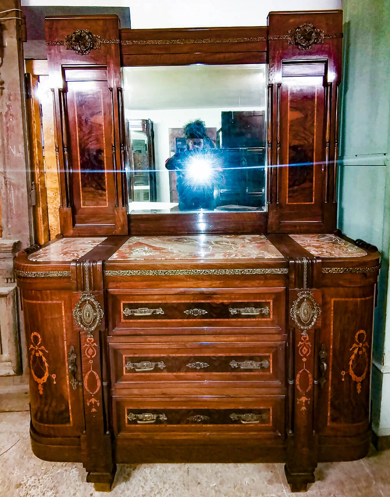 Art Nouveau chest of drawers with mirror in mahogany and brass with pink marble top, 10s 1475821
