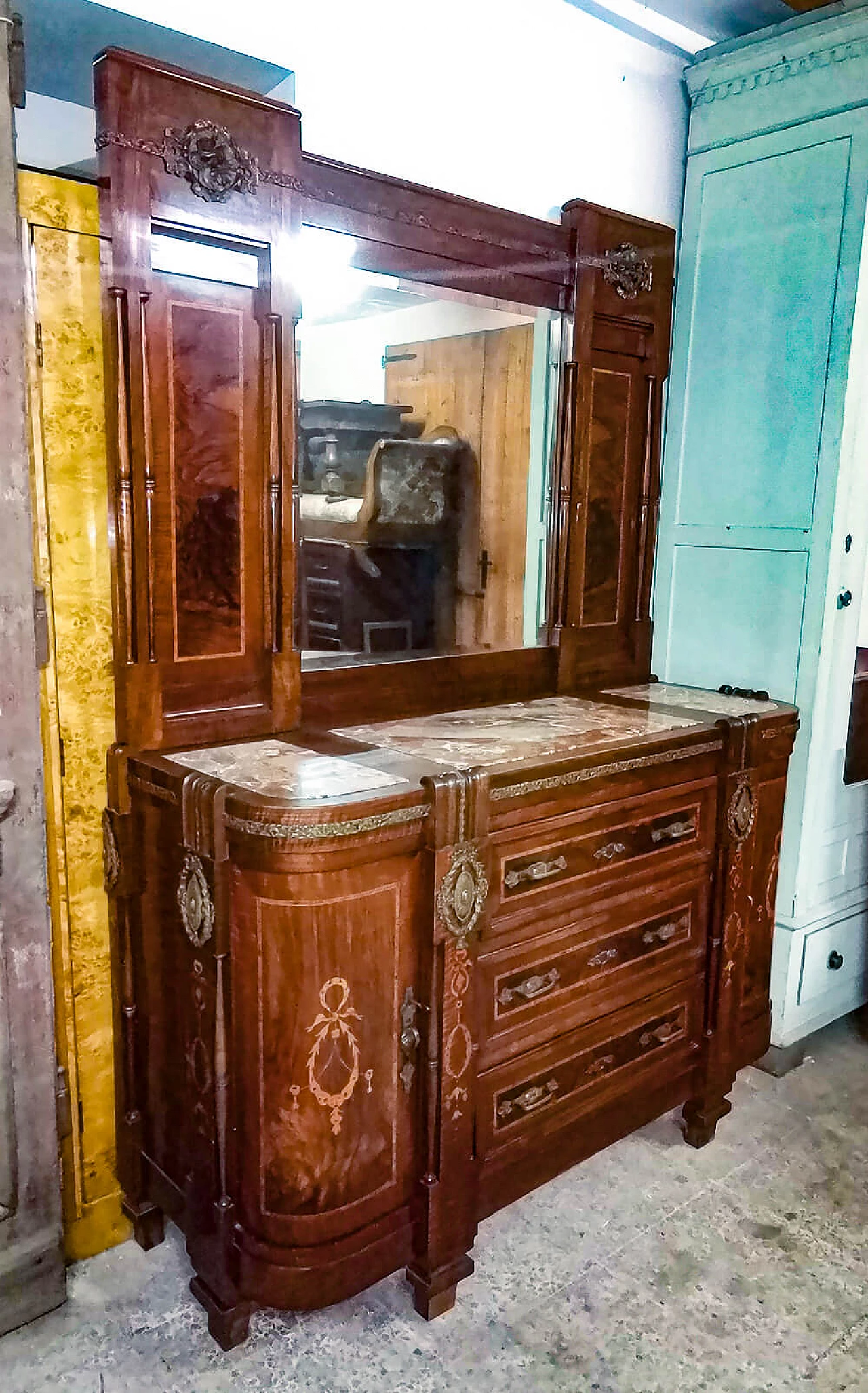 Art Nouveau chest of drawers with mirror in mahogany and brass with pink marble top, 10s 1475823
