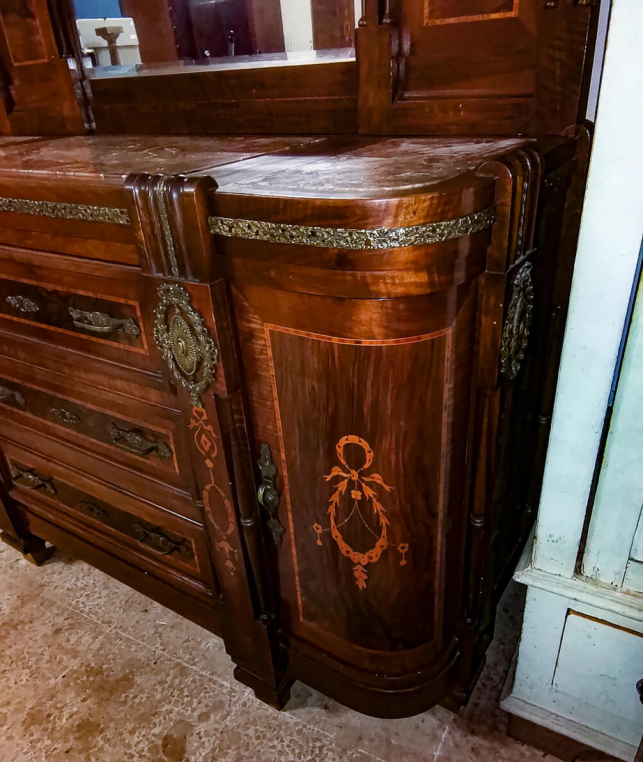 Art Nouveau chest of drawers with mirror in mahogany and brass with pink marble top, 10s 1475824