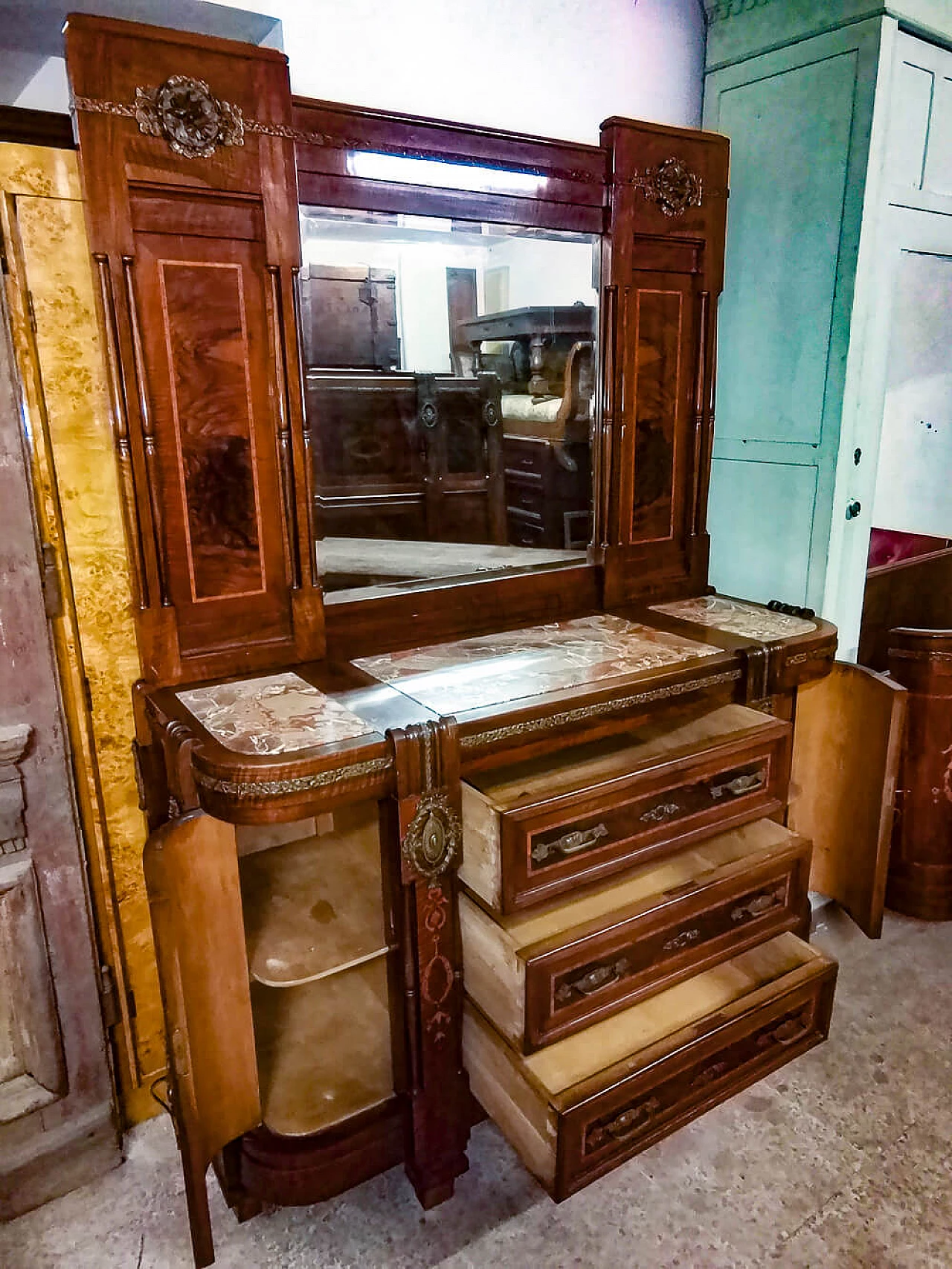 Art Nouveau chest of drawers with mirror in mahogany and brass with pink marble top, 10s 1475826