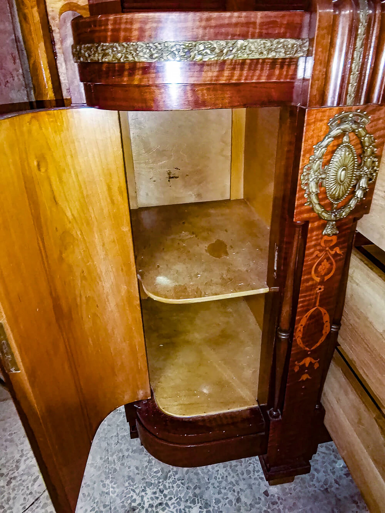 Art Nouveau chest of drawers with mirror in mahogany and brass with pink marble top, 10s 1475827